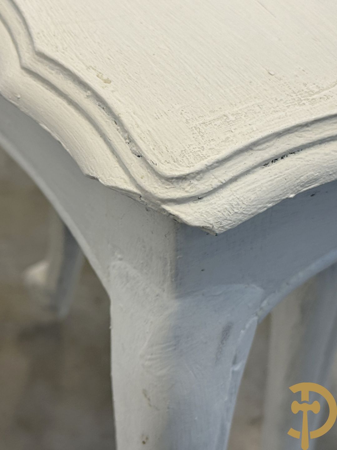 Drie ronde witgelakte bijzettafels op vierpikkel + 3 sets wit gelakte  inschuifbare cigognetafels + witgelakte butlertray