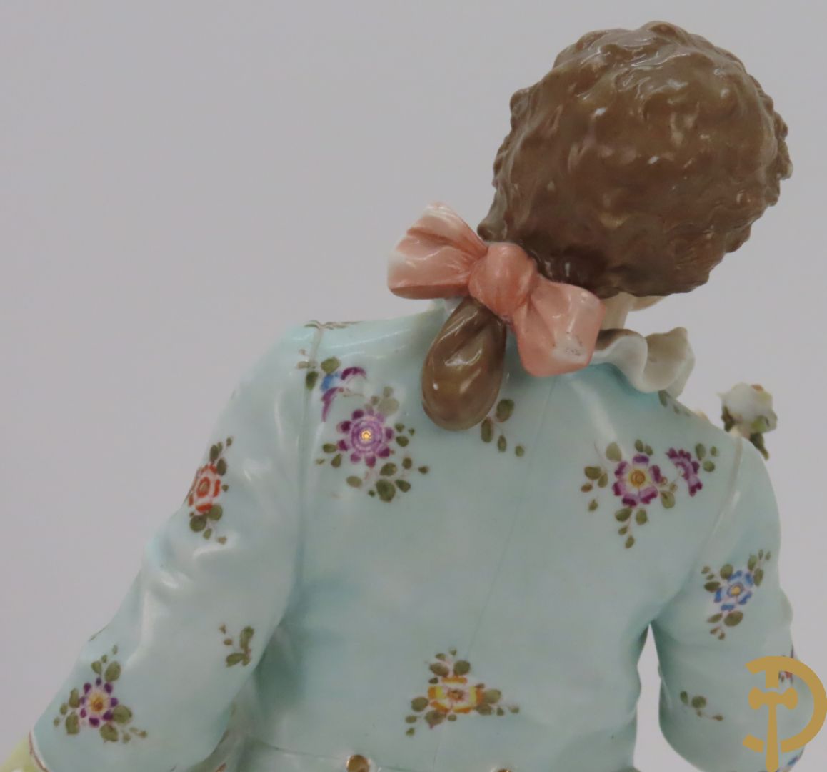 Paar meerkleurige porseleinen beelden van romantisch koppel , onderaan gemerkt