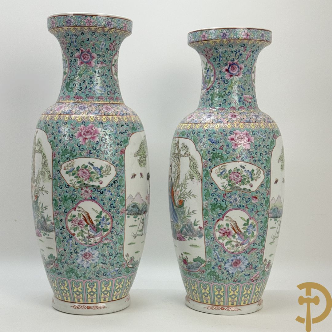 Paar Chinese vazen met geishadecor, rondom bezet met bloemen