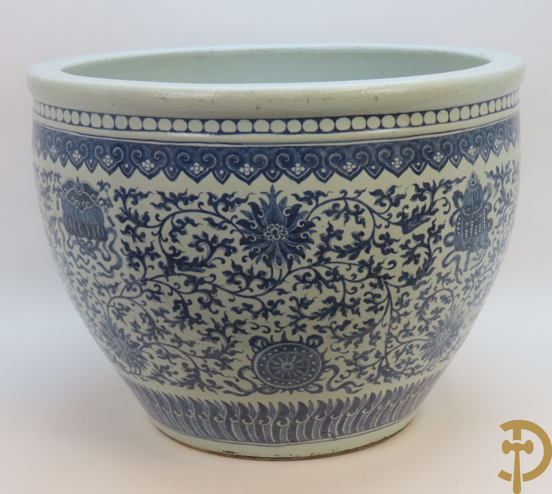 Chinese porseleinen blauw - witte viskom of grote cachepot met lotusslingers, Qian Long 19e