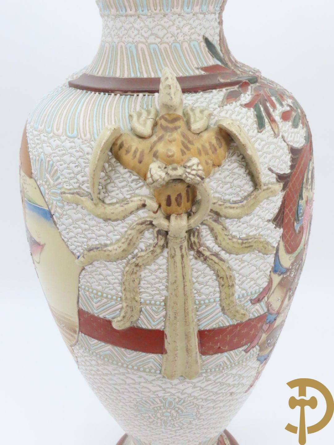 Paar Japanse Satsumat vazen met kijgerdecor en geanimeerde scènes, zijdelings met vogels bezet