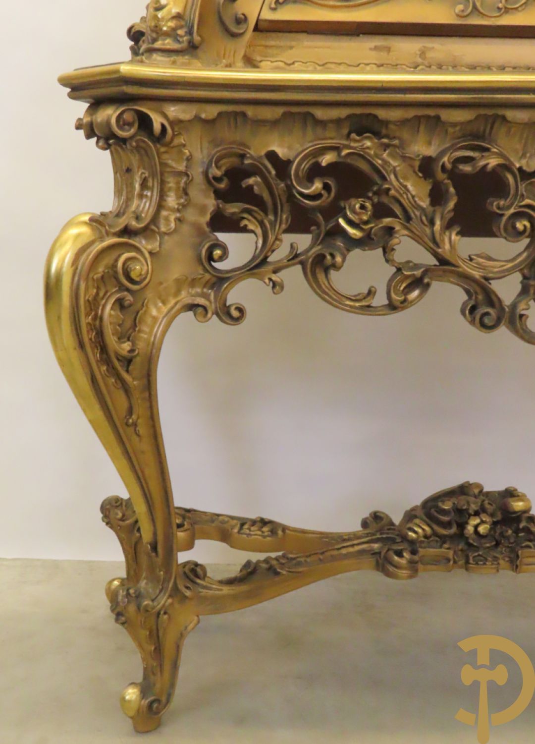 Uitzonderlijke vergulde bar met accanthusranken en bloemenmotieven op voluutvormige poten