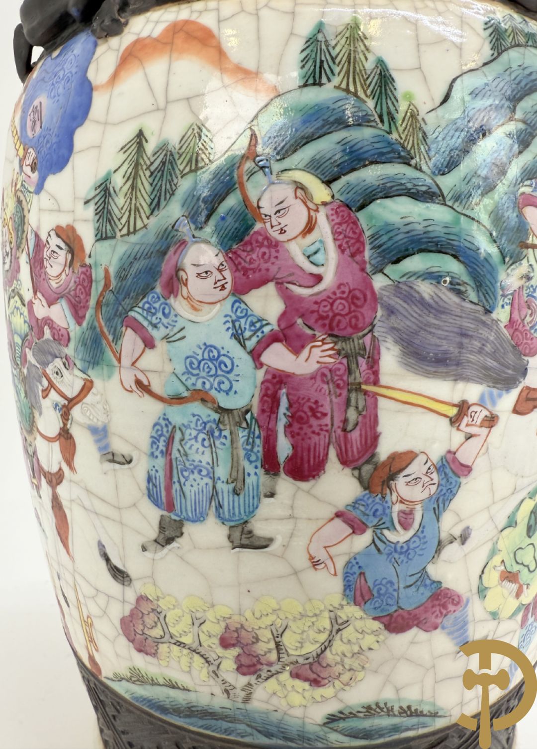 Paar Nankin vazen met dansende figuren en krijgertaferelen op houten sokkels