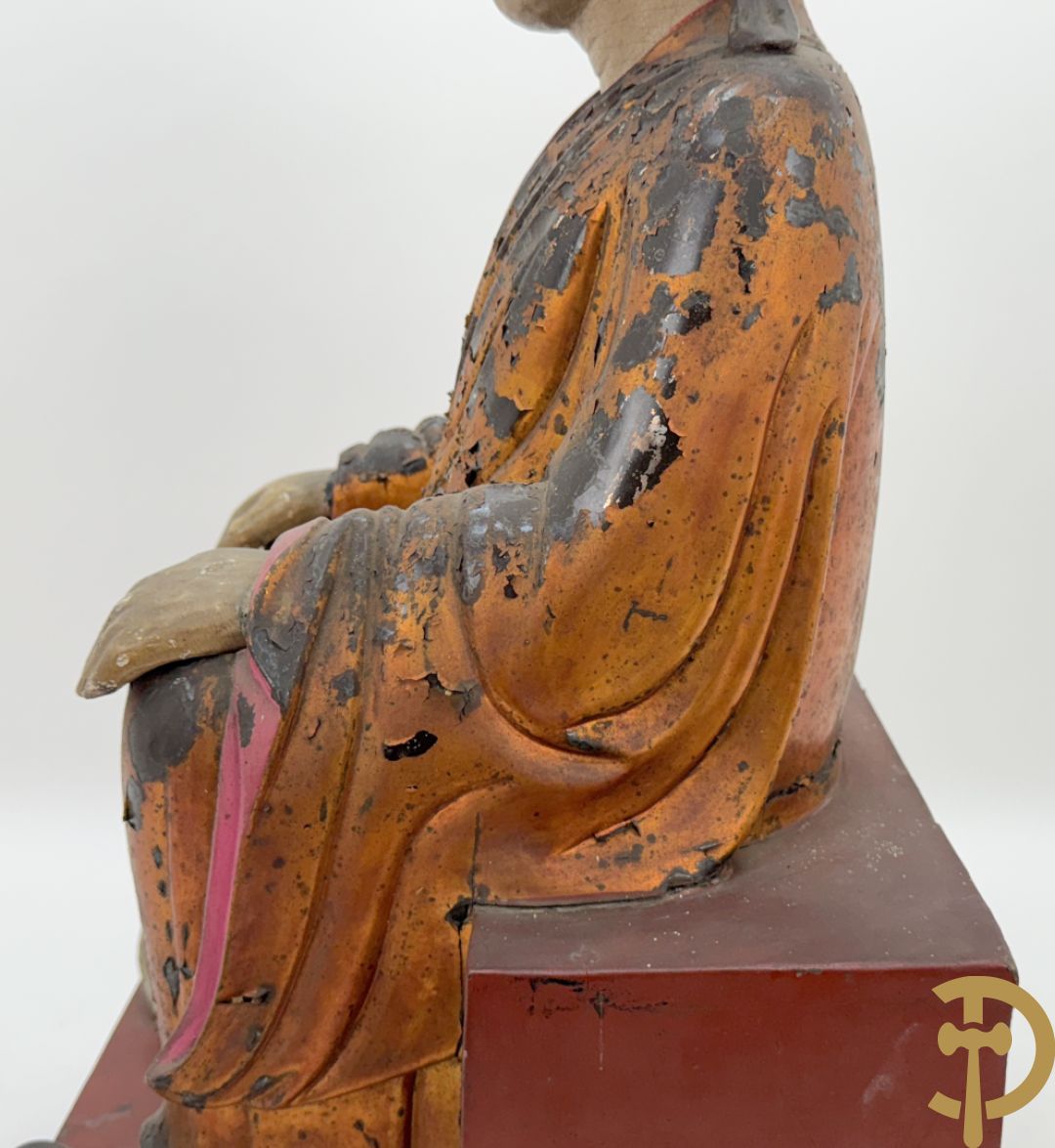 Houtgesculpteerd en gepolychromeerd zittend boedhistisch figuur