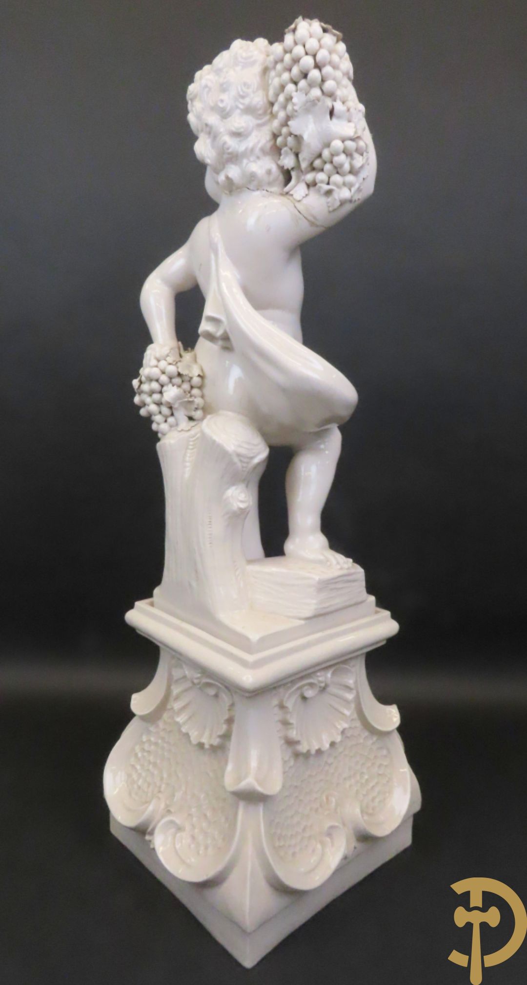 Engel met druiventrossen in Italiaanse majolica op sokkel