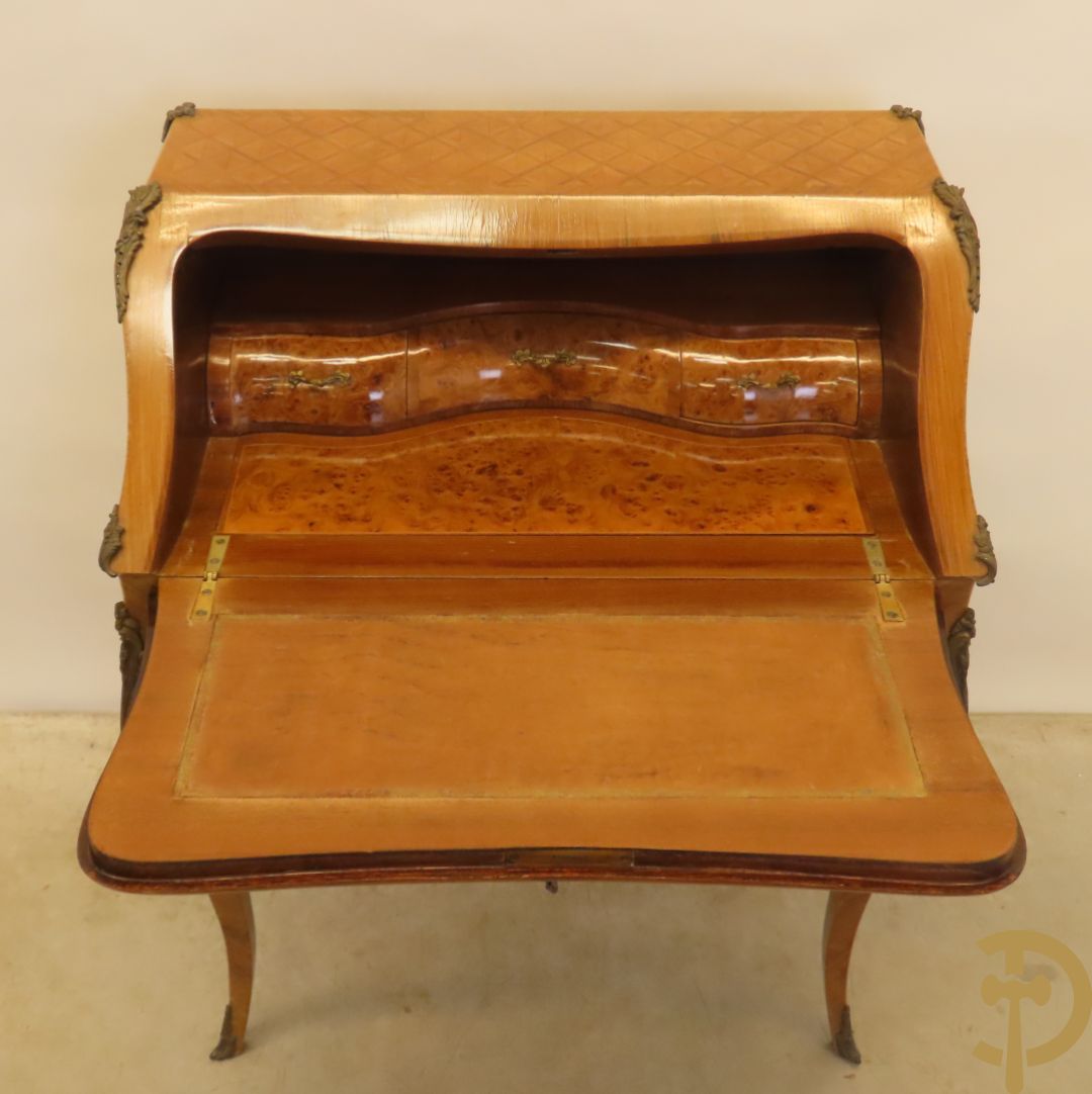 Notelaren damesklapsecretaire met parkettage en zonnestraalfineer, bezet met bronsbeslag - op voluutvormige poten