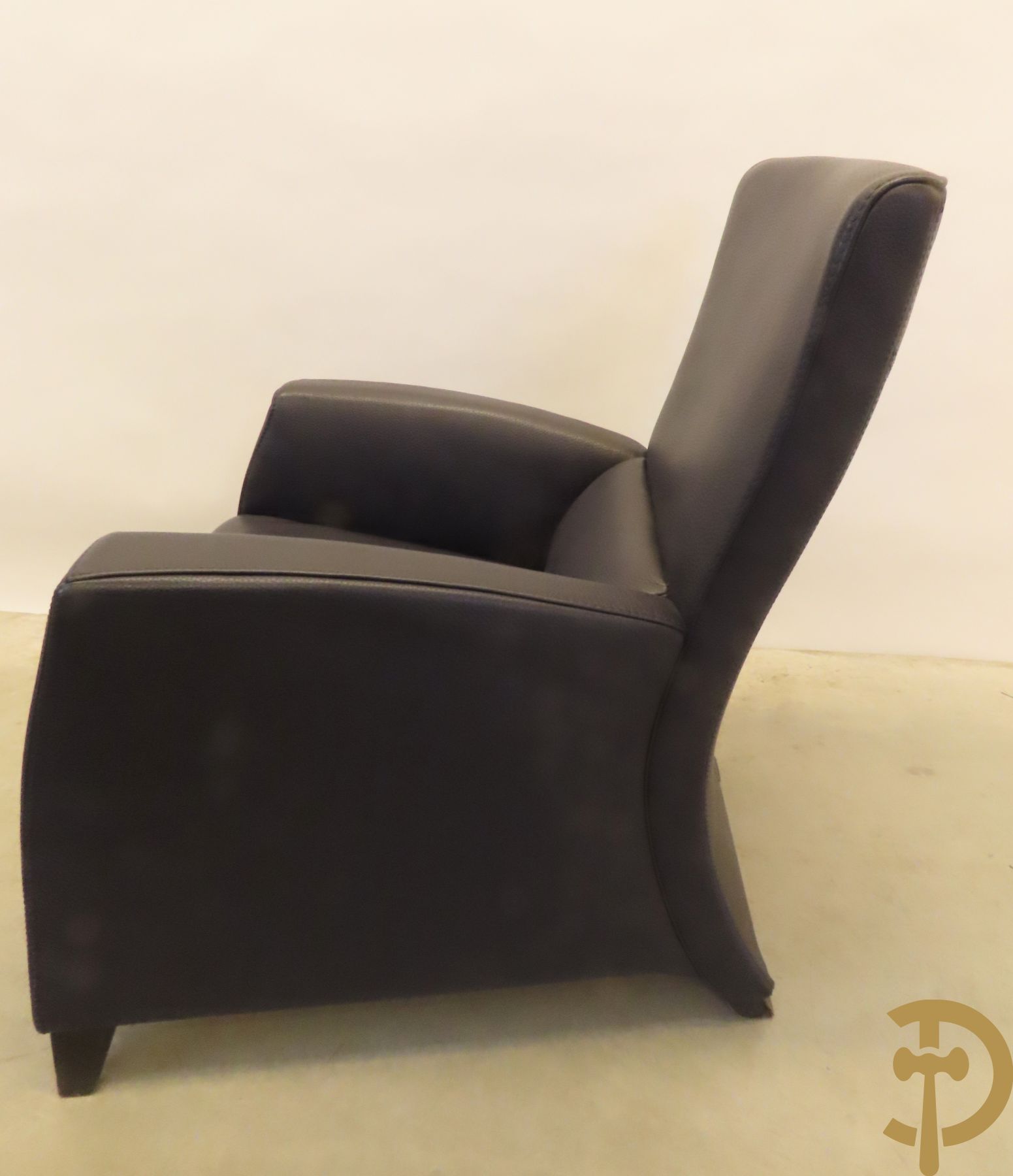 Blauw lederen salonensemble Durlet bestaande uit driezit, 2 fauteuils, 2 voetbankjes en bijzettafeltje met leder overtrokken