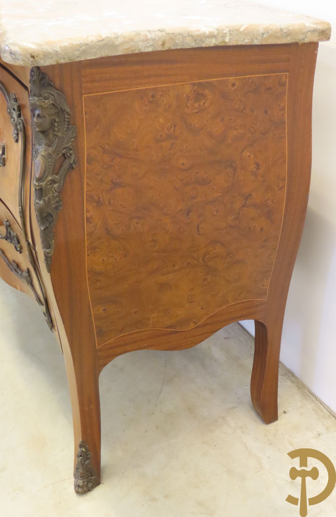 Wortelnotehouten gegalbeerde tweeladencommode met bronzen accanthusranken op lades, bronzen trekkers en dameshoofden opzij