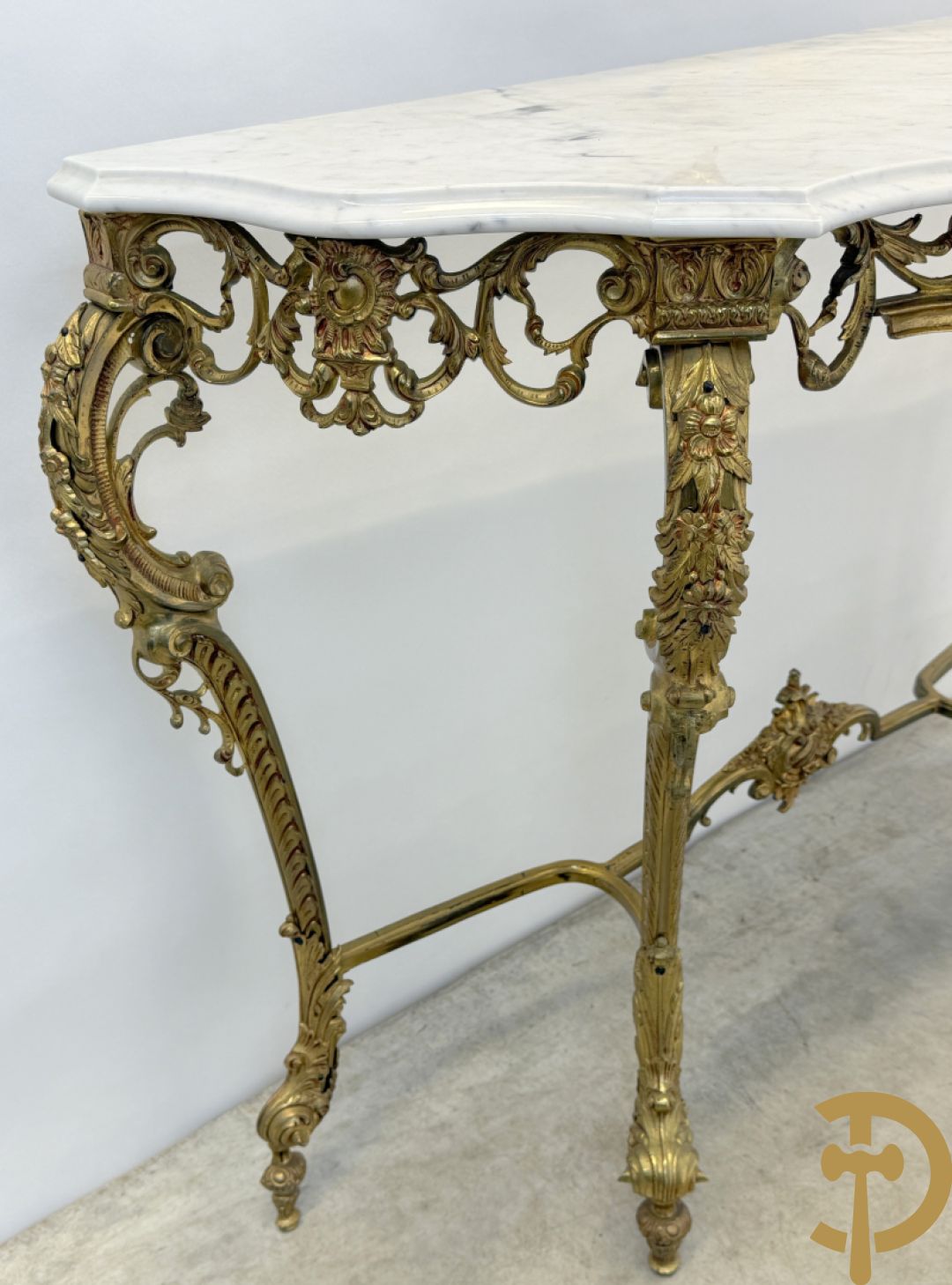 Koperen sierconsole Louis XV stijl met wit marmeren blad op 4 voluutvormige poten + bijhorende spiegel