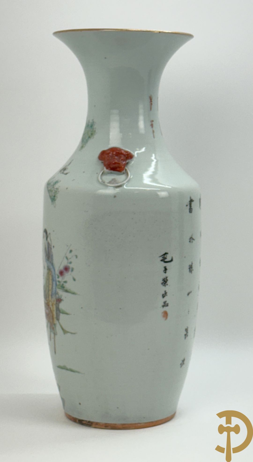 Chinese porseleinen vaas met decor van dames en hert in landschap