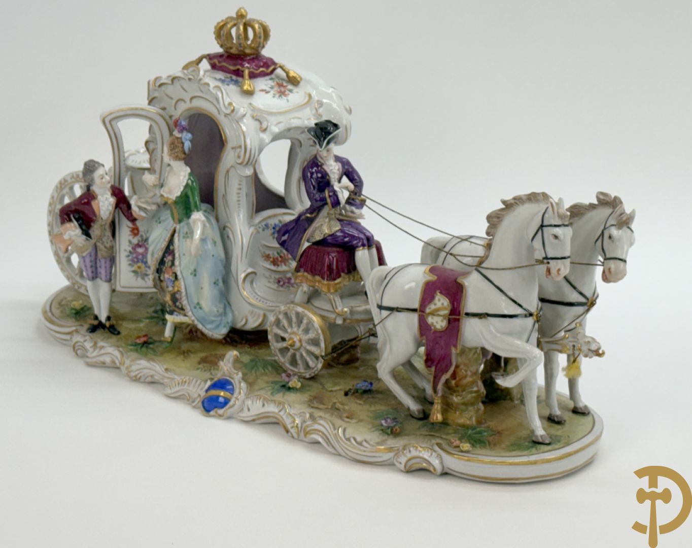 Porseleinen meerkleurige groep met koets, edeldame, lakei, ruiter en 2 paarden