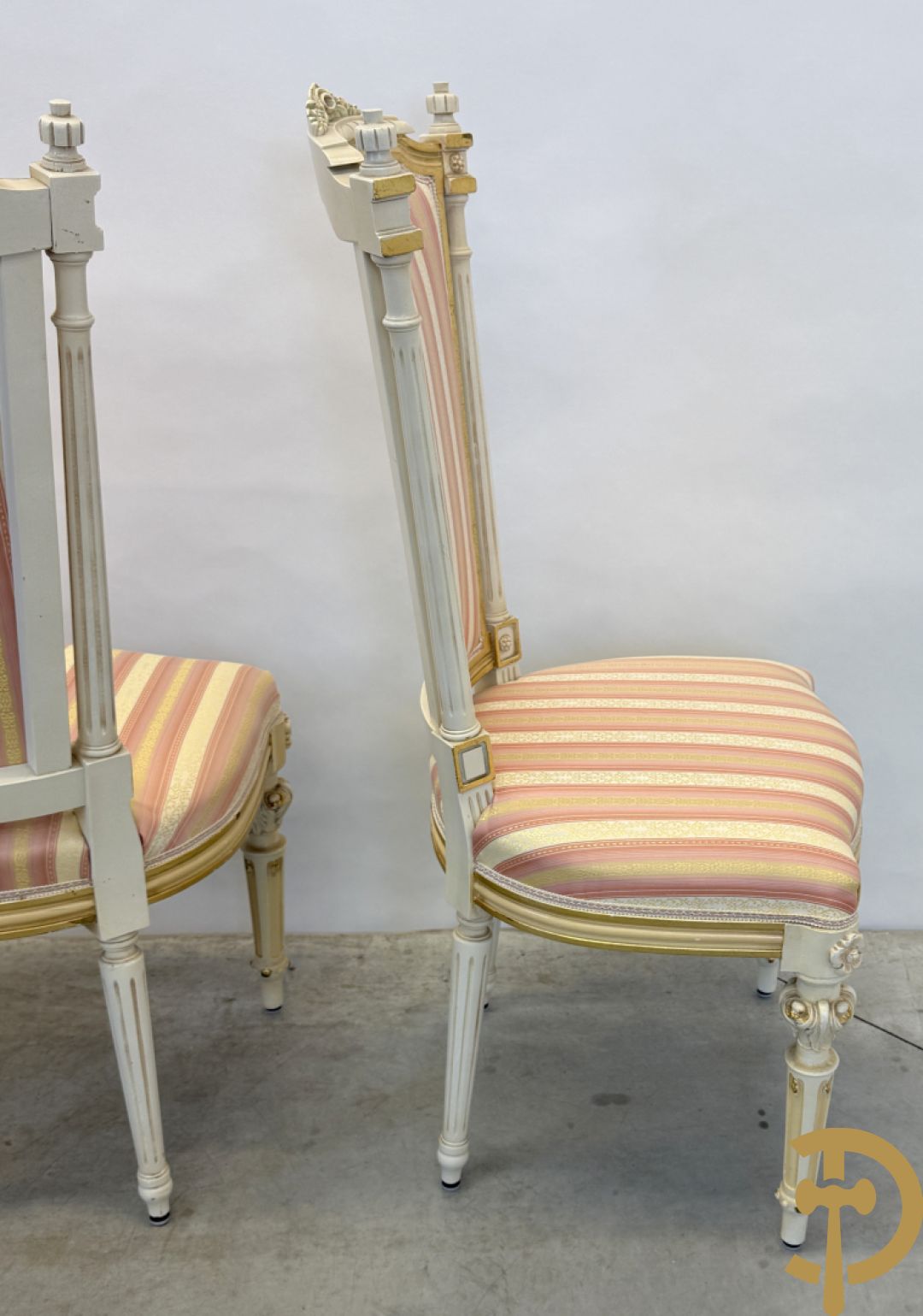 Italiaanse eetkamer met beschilderd bloemenmotief bestaande uit vierdeursdressoir met beschilderde bloemenmotieven, accanthusranken en glazen blad, tafel op gesculpteerde poten en 6 stoelen