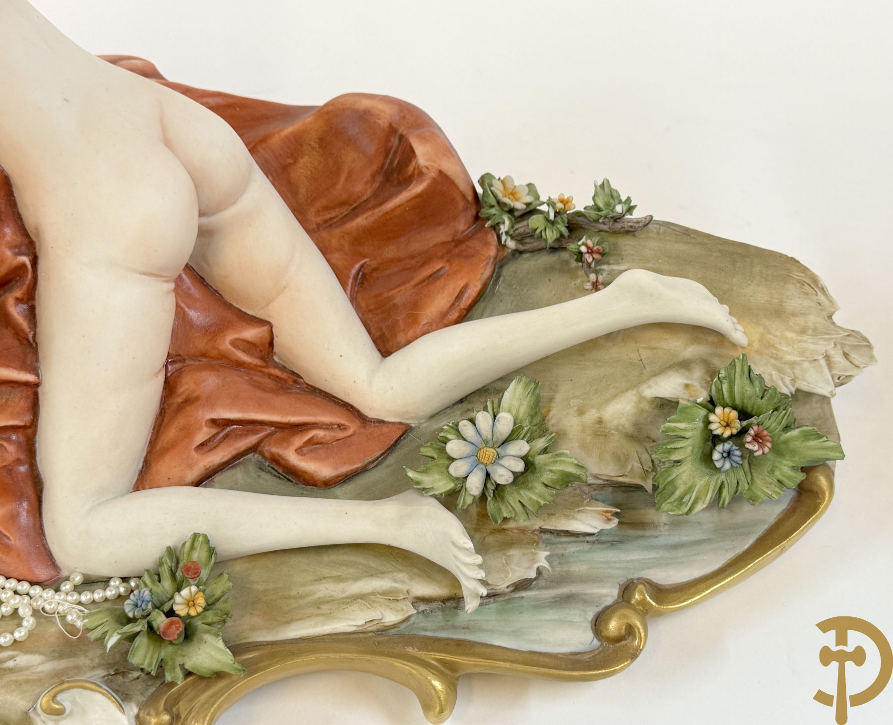 Italiaanse biscuitgroepen w.o. grote groep met 2 liggende naakte dames met zwaan, jongeman op rots, vioolspeler met edeldame, dame met kanten jurk en kinderen + Armani G. getekend 