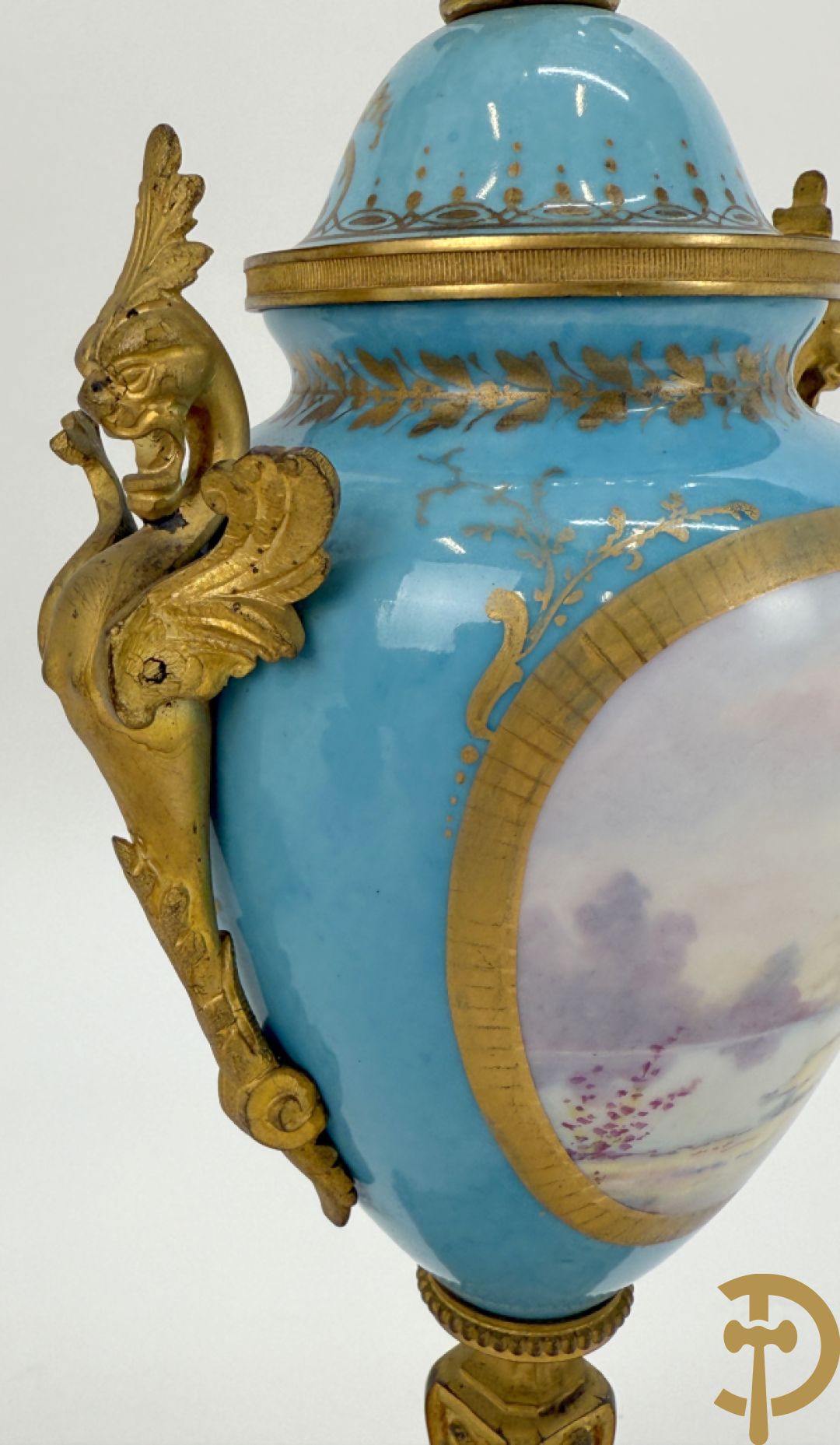 Paar Sèvres cassolettes met handbeschilderd romantisch decor van dame met cupido en landschapsdecor - met vergulde bronzen vierarmige kandelaar, Feccotte V. getekend