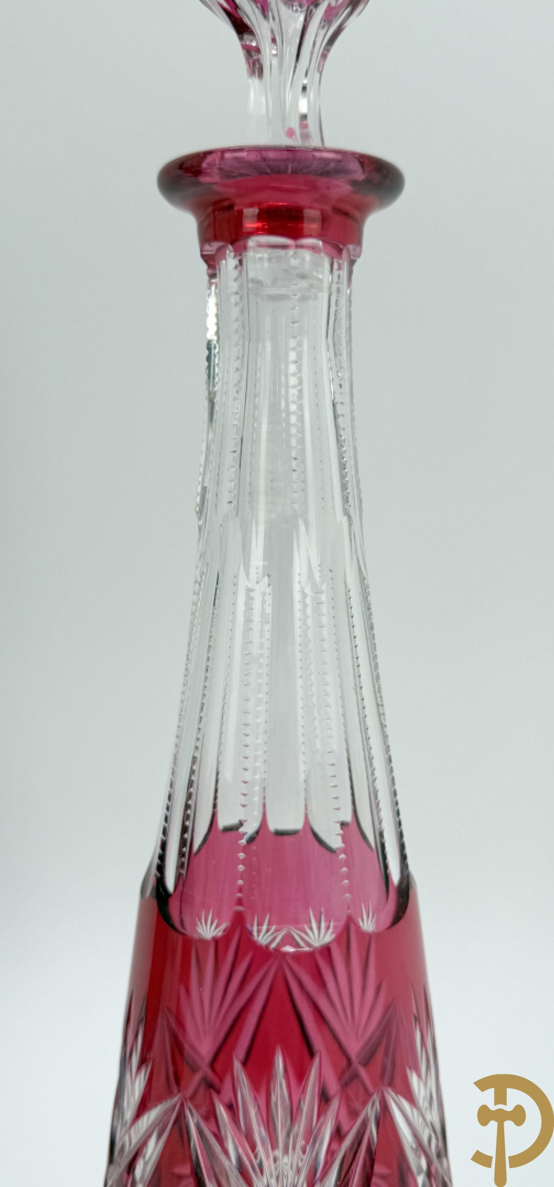 Paarse en rood gekleurde kristallen karaf Val-Saint-Lambert + 2 Boheemse karaffen + verzilverde decanteur met Louis XV motieven