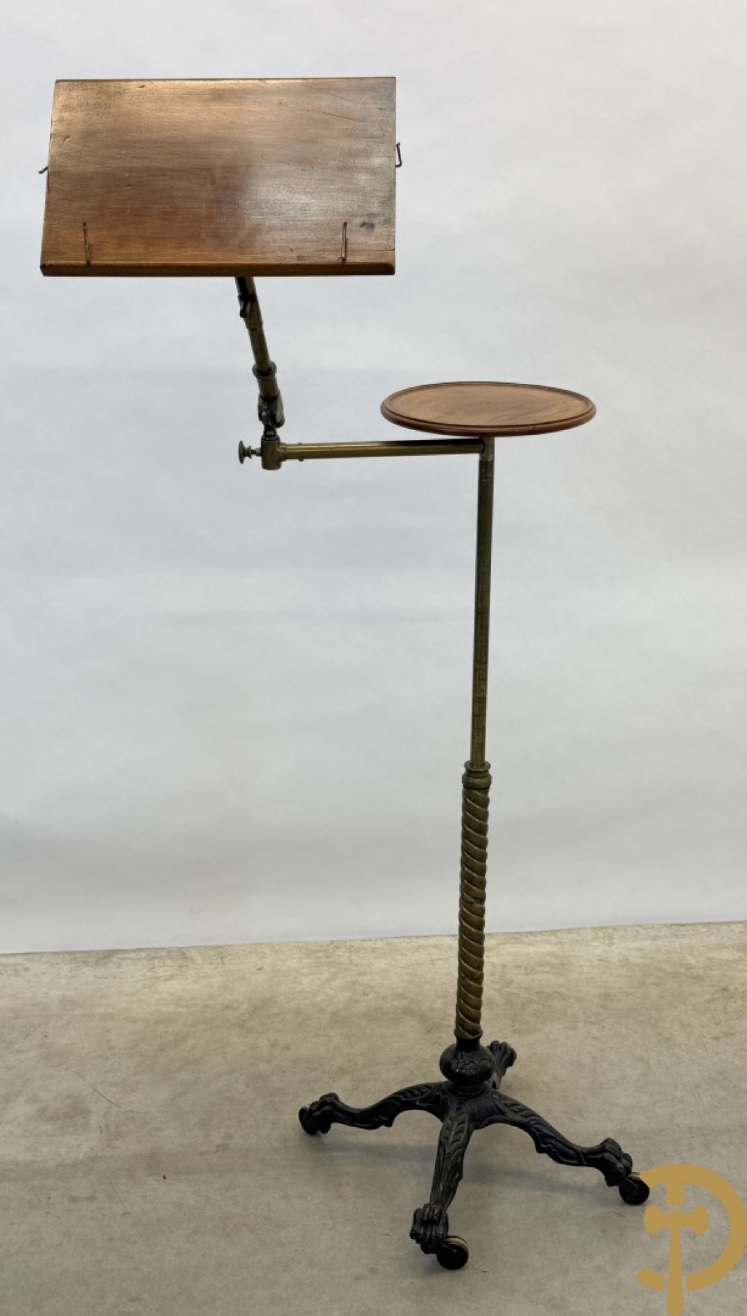 Leesstandaard met verstelbare boekhouder en zijdelings omhoog verplaatsbaar bijzettafeltje voor thee op gietijzeren draaibare voet, rond 1900 gemerkt J . CARTER - North