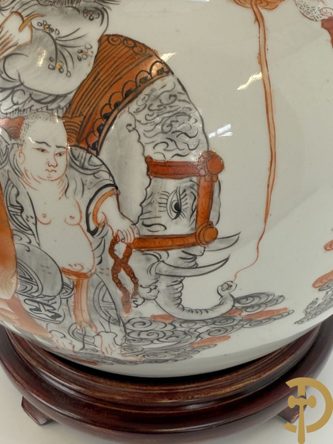 Chinese porseleinen vaas met handbeschilderde geanimeerde taferelen - als lampadaire omgebouwd