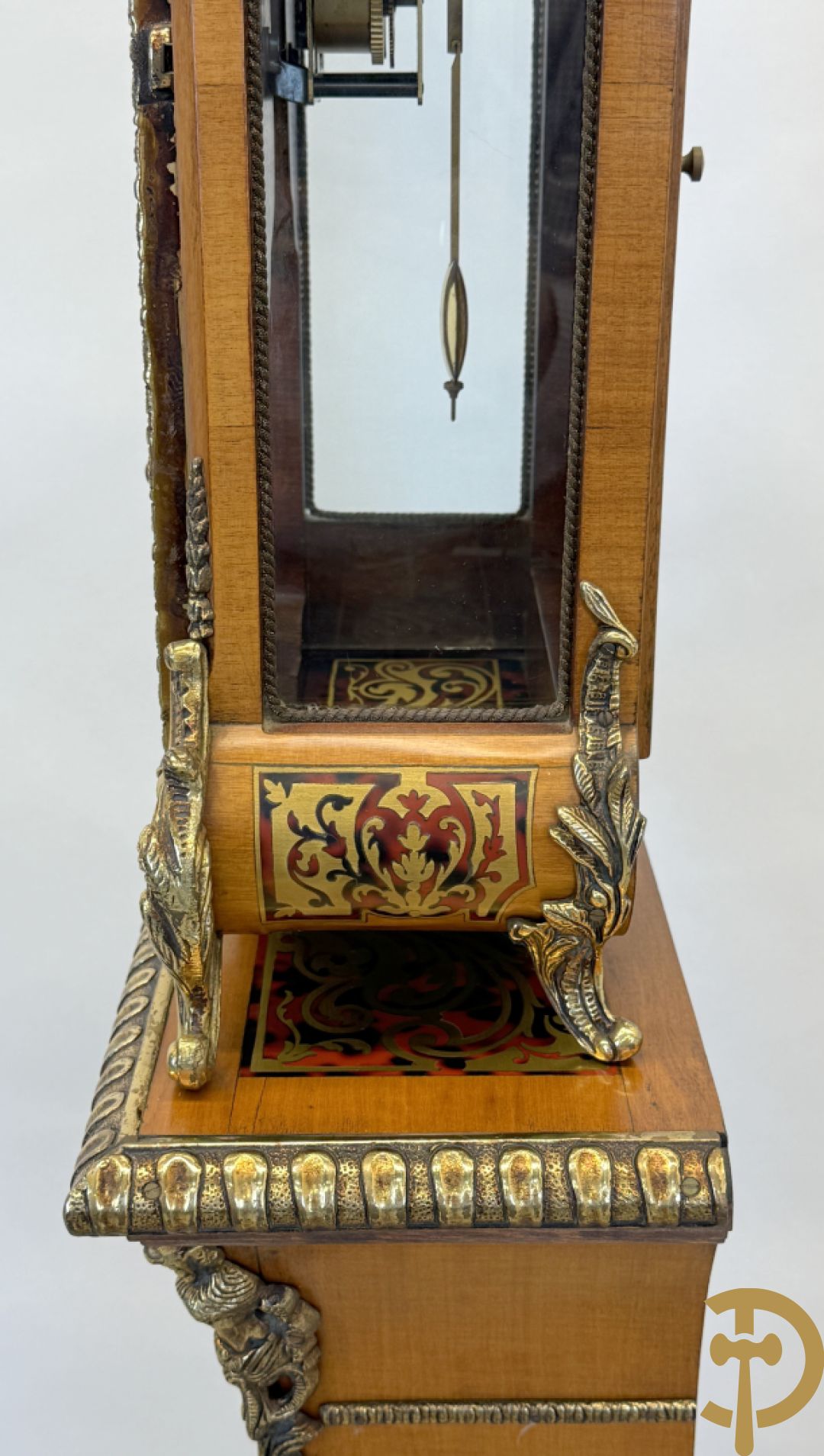 Italiaanse notelaren kartel met marqueterie en bronsbeslag, bovenaan bekroond met cupido - met bihhorende gemarqueteerde console met inleg van koper en schildpadimitatie, decor van amfoor en bronzen medusahoofd