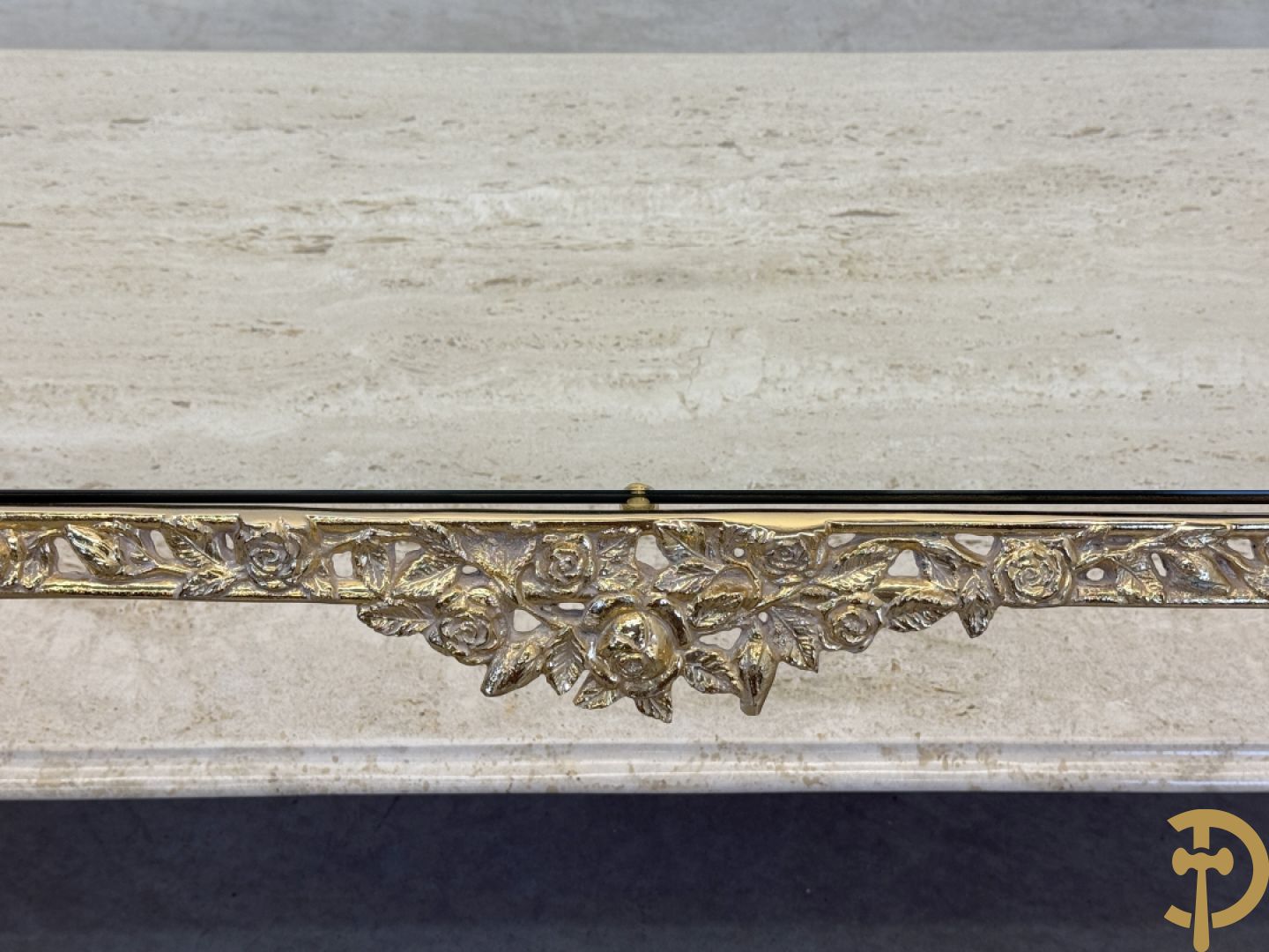 Salontafel met glazen blad op gebogen voluutvormige koperen poten gemaakt van bladranken - onderaan met travertin blad