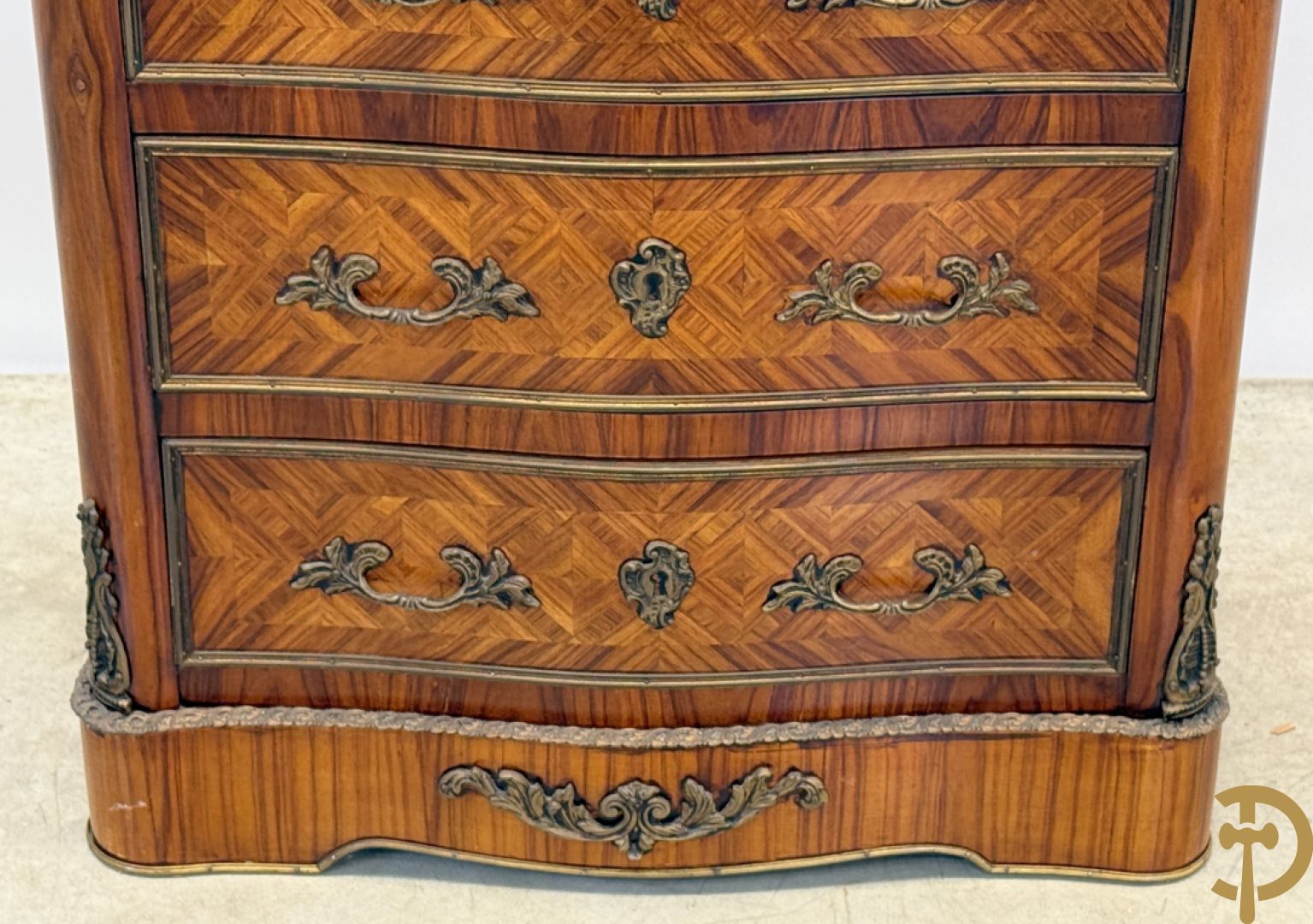 Gemarketteerde notelaren zevenladenkast bezet met bronsbeslag en marmeren blad