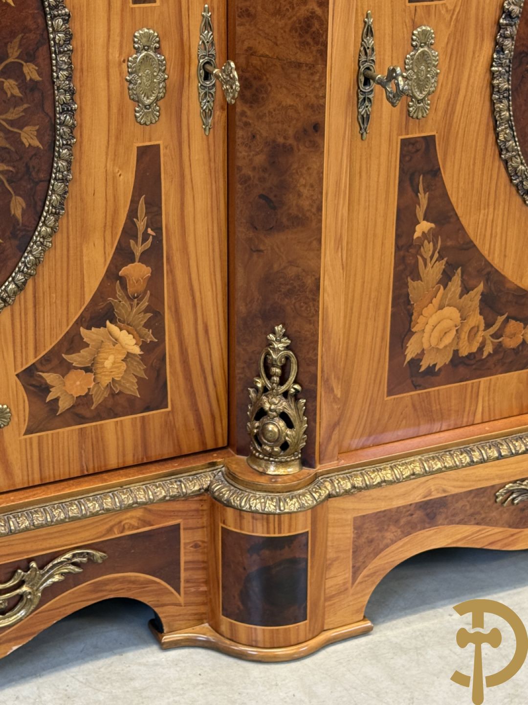 Notelaren driedeursdressoir met bloemenmarquetterie, bronsbeslag en marmeren blad