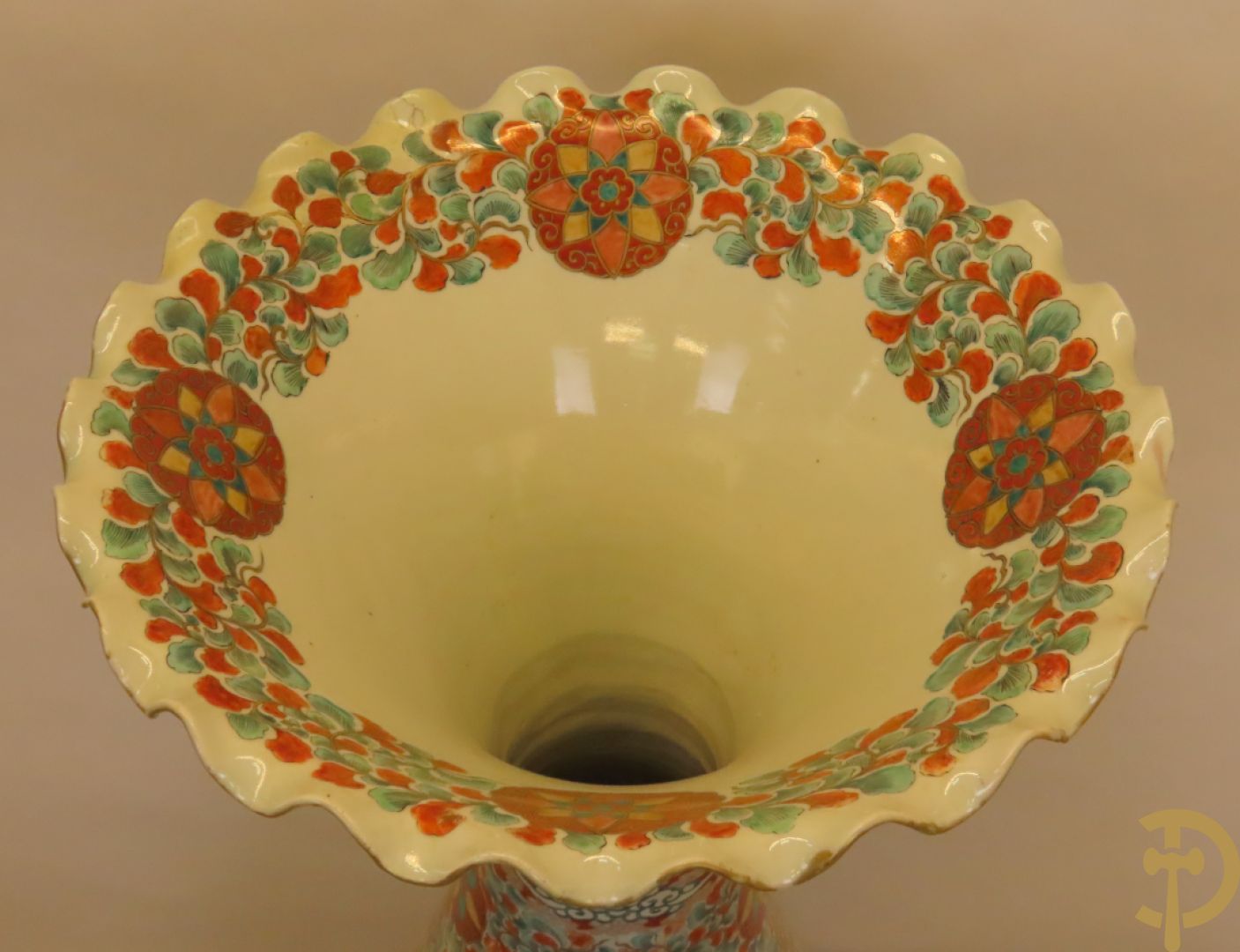 Japanse porseleinen waaiervaas met decor van geisha en krijger, bovenaan met florale motieven