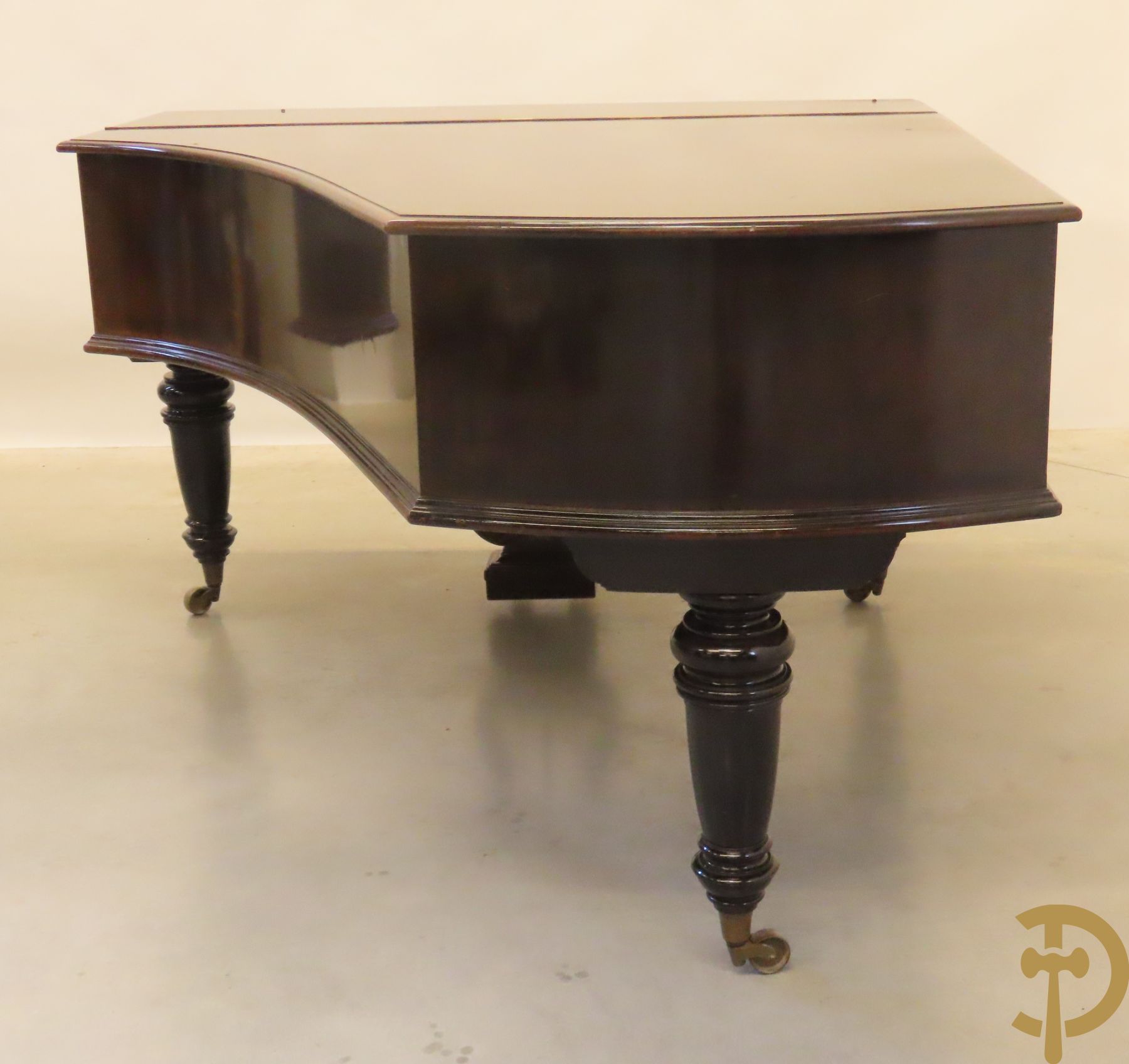 Engelse notelaren vleugelpiano, 1/2e model, John Broadwood & Sons, nummer 45557 gebouwd tussen 1893 en 1909