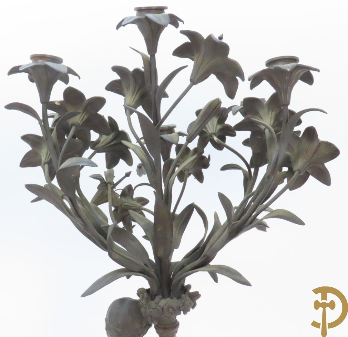 CLODION getekend - Paar elegante bronzen dames met tambour en fruit, geflankeerde door jonge faune, op marmeren klokstel - opgebouwd als garnituur met 2 kandelaars met bronzen kindjes dragende een toorts met bloemen en kaarsen