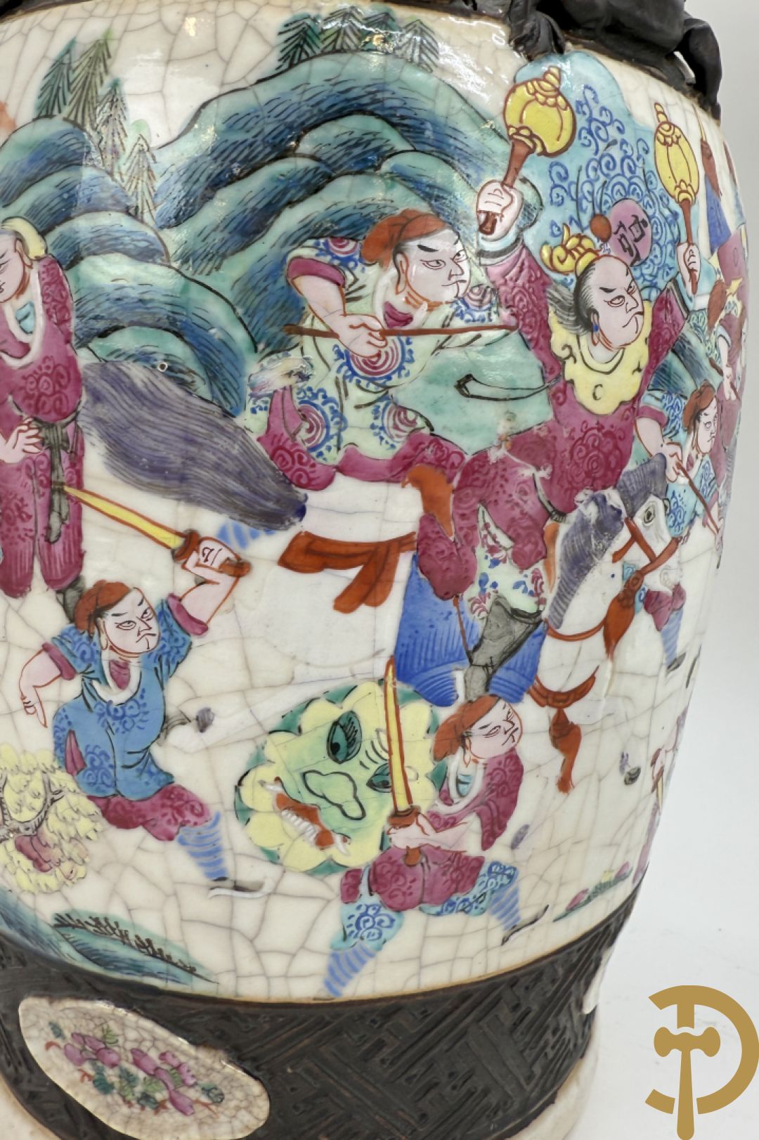 Paar Nankin vazen met dansende figuren en krijgertaferelen op houten sokkels