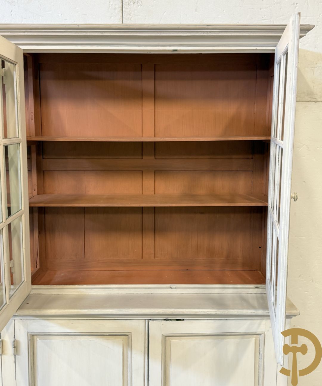 Beschilderde vitrine / buffet met 6 beglaasde deuren bonvenaan en 6 gesloten deuren onderaan