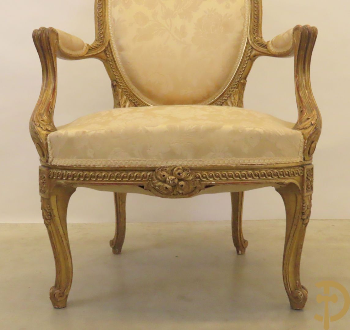 Vergulde armzetel met ovale medaillon bezet met bloemendecor, Louis XVI stijl, 19e