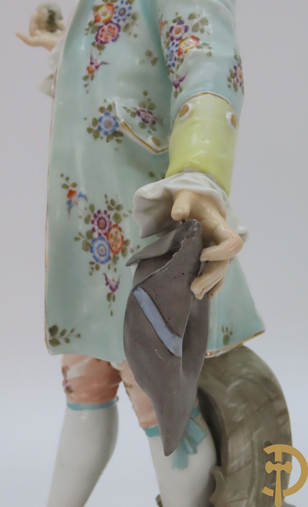 Paar meerkleurige porseleinen beelden van romantisch koppel , onderaan gemerkt