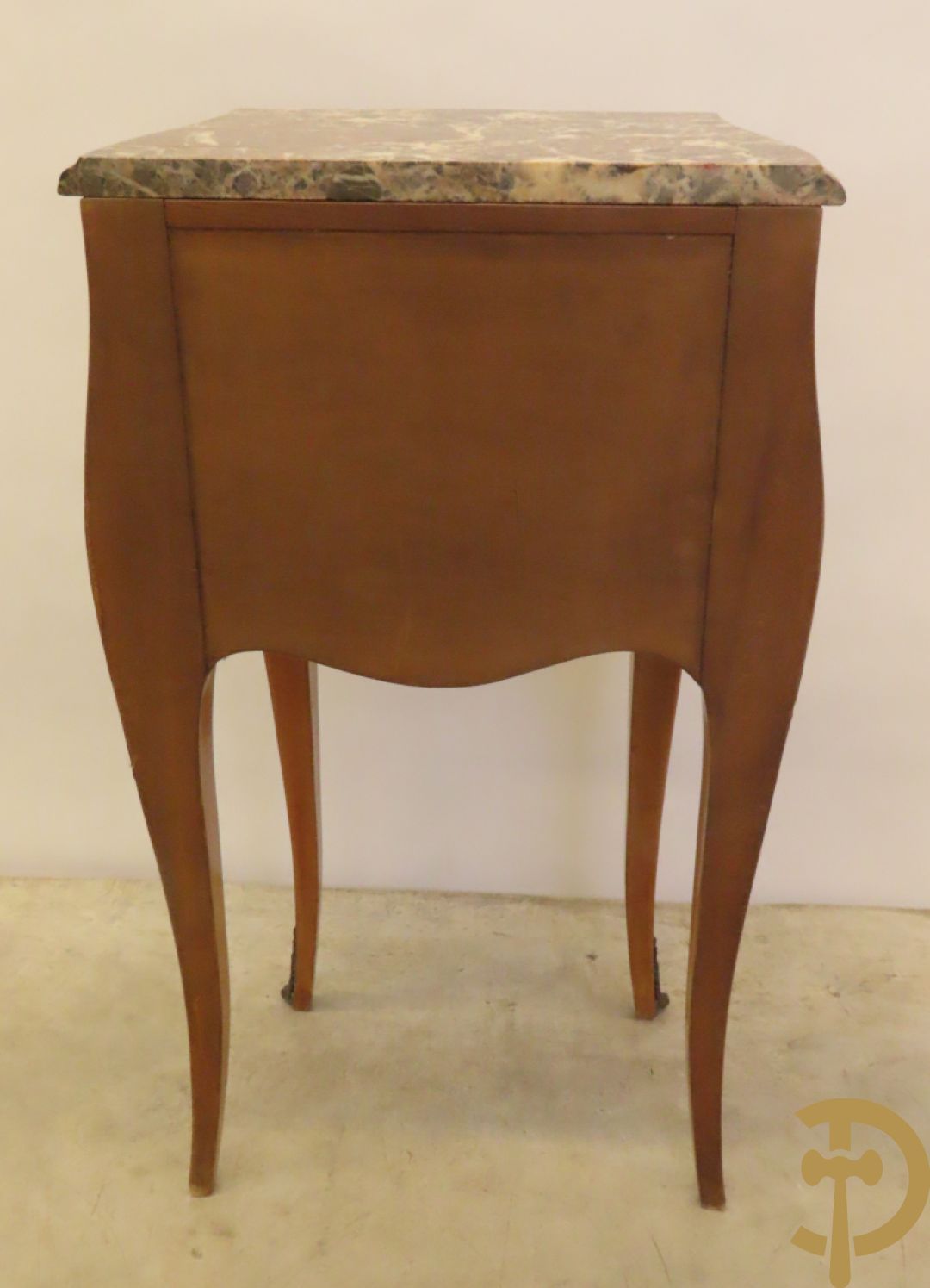 Kleine bijzetkast met 2 lades en bezet met bronzen ornamenten en marmeren blad