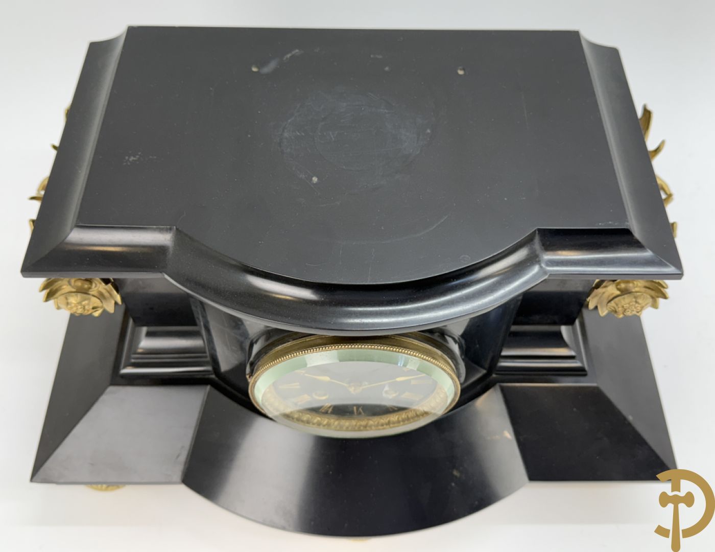 Zwart marmeren garnituur Napoleon III bestaande uit paar bronzen vuurrvergulde vijfarmige kandelaars bezet met vogels op zwarte marmeren basis met hertenkoppen + zwart marmeren middenstuk met klok bezet met hertenkoppen (zonder beeld)