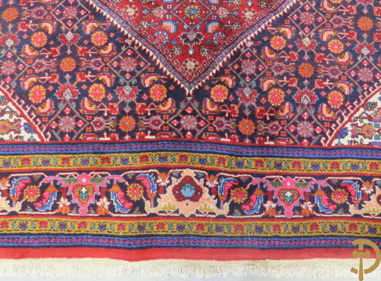 Oosters handgeknoopt tapijt met centraal decor