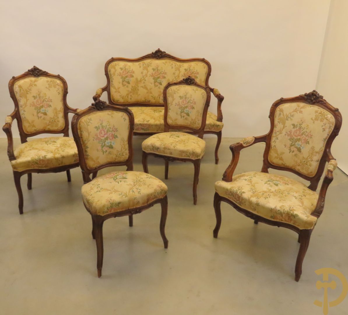 Vijfdelig Louis XV salonensemble in beuk bestaande uit tweezit, 2 armzetels en 2 stoelen