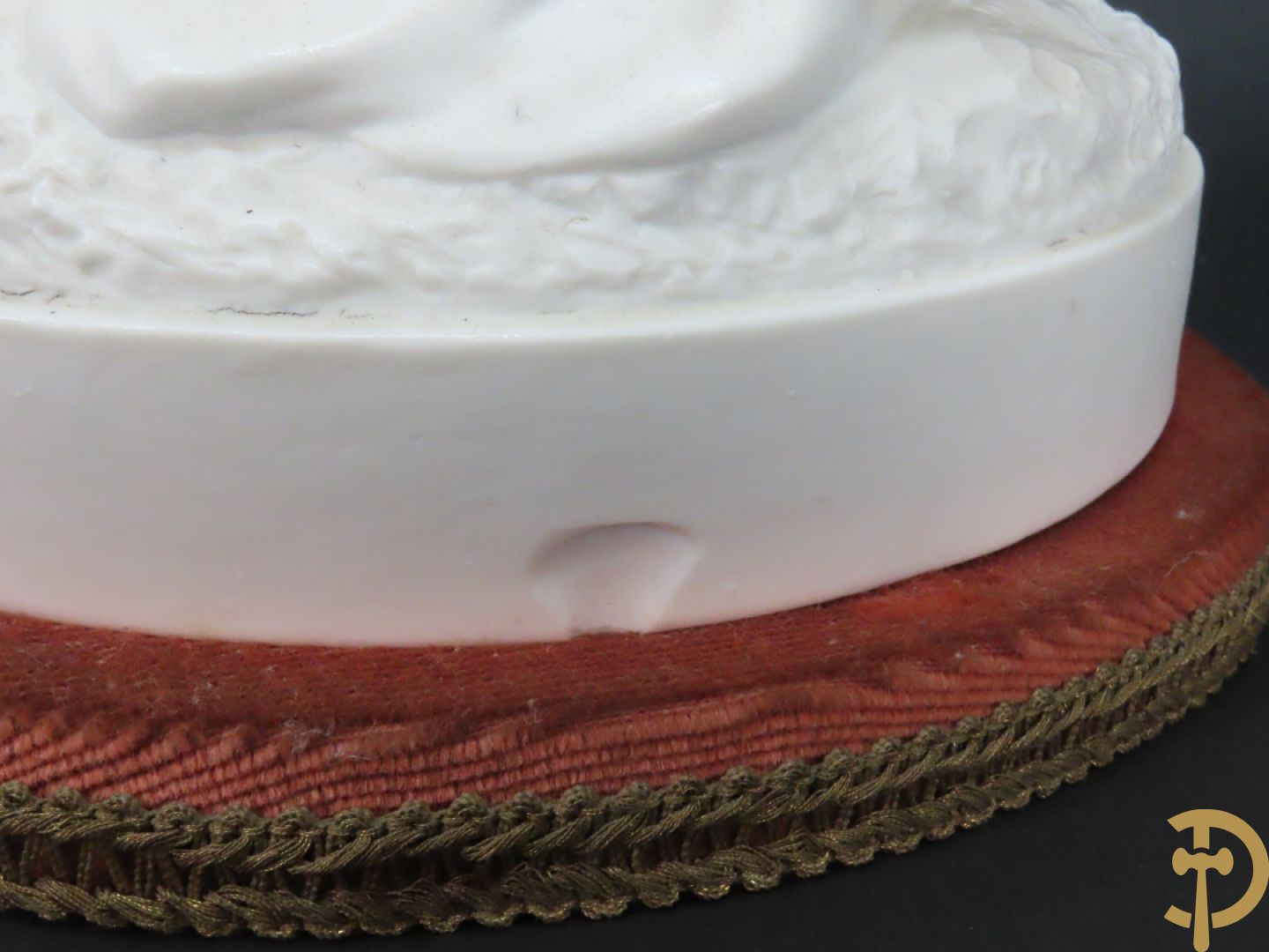 Paar grote witte biscuits van elegant koppel, onderaan gemerkt AM