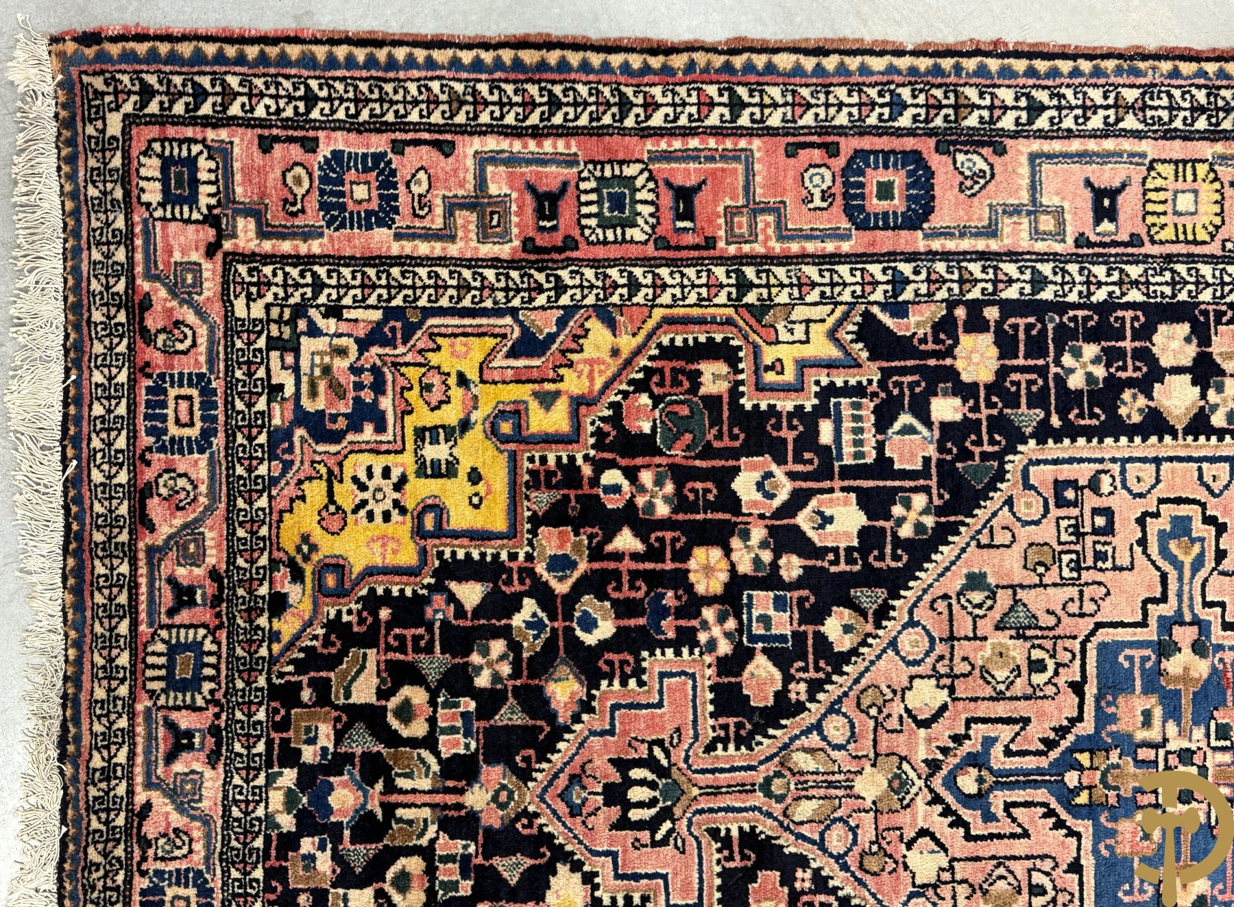 Drie oosterse handgeknoopte tapijten met blauwe fond