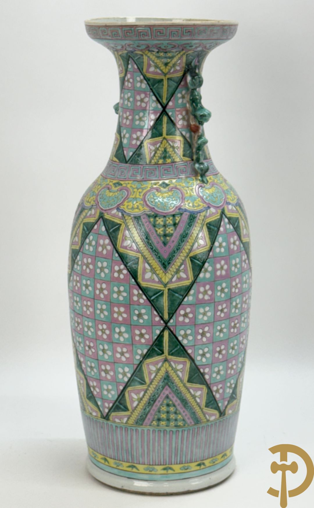 Chinese porseleinen vaas met ruitvormen en geometrische patronen, bovenaan met fo honden bezet