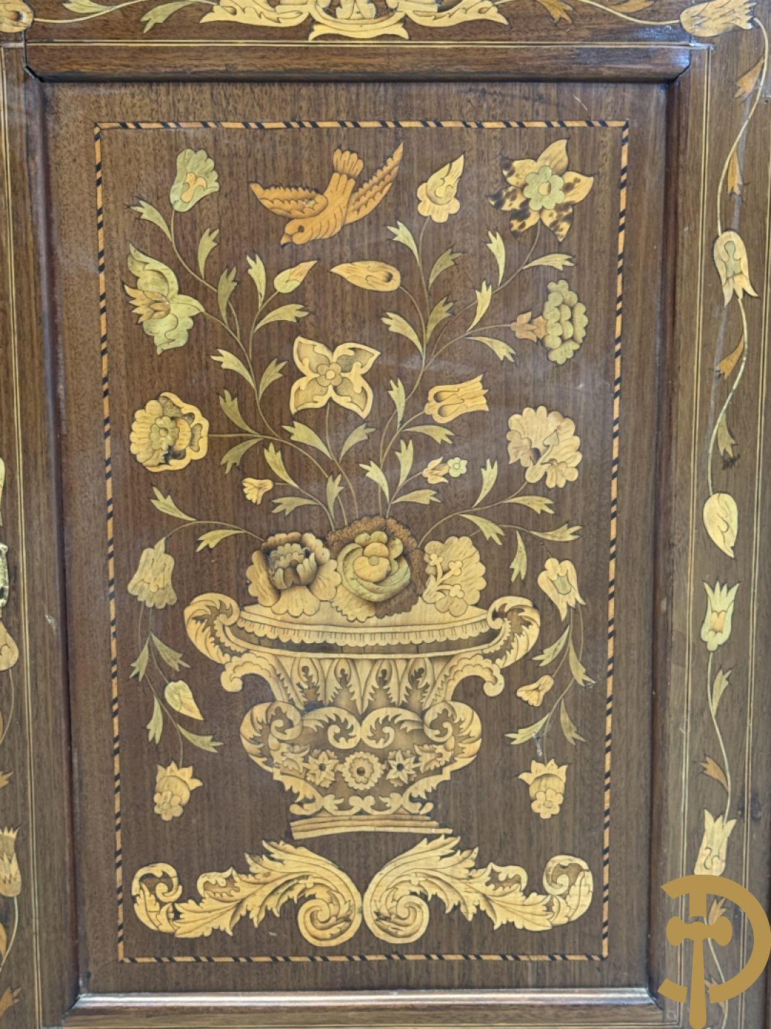 Hollandse vitrine met gemarketteerd bloementafereel, bovenaan met 2 beglaasde deuren en rocaille als kuif - onderaan met 2 gesloten deuren bezet met amforen, vogels en bloemenmarketterie