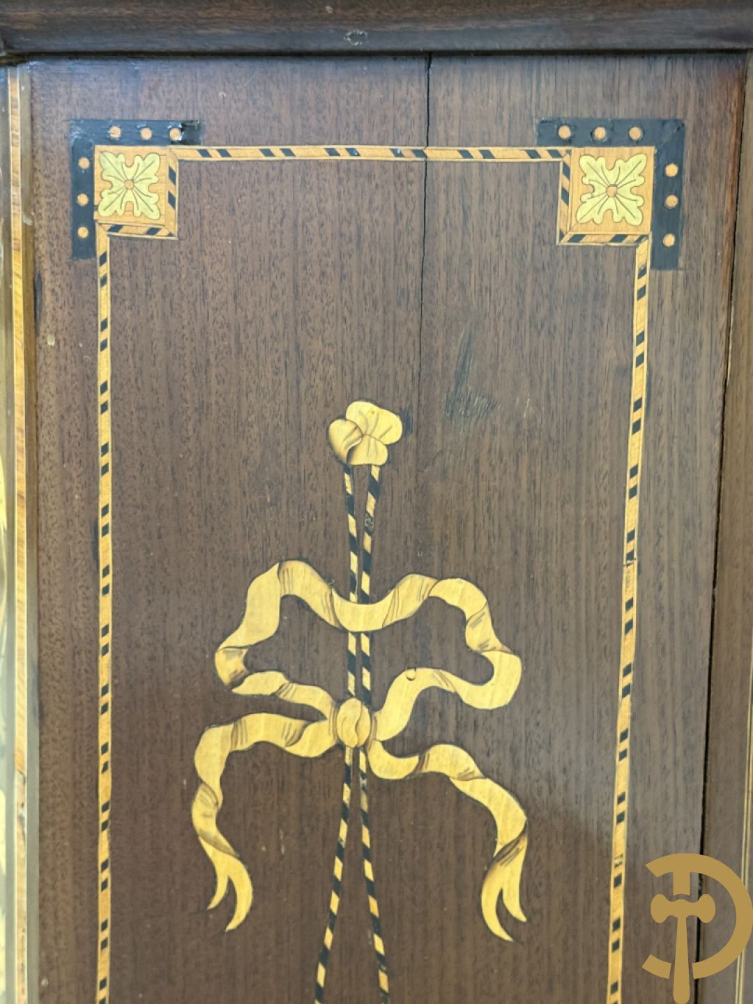 Hollandse vitrine met gemarketteerd bloementafereel, bovenaan met 2 beglaasde deuren en rocaille als kuif - onderaan met 2 gesloten deuren bezet met amforen, vogels en bloemenmarketterie