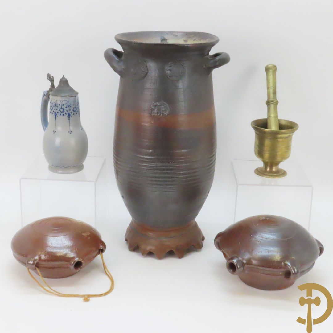 Langerwehe steengoed kruik + twee steengoed veldkruiken +Keulse dekselkan + bronzen mortier met stamper
