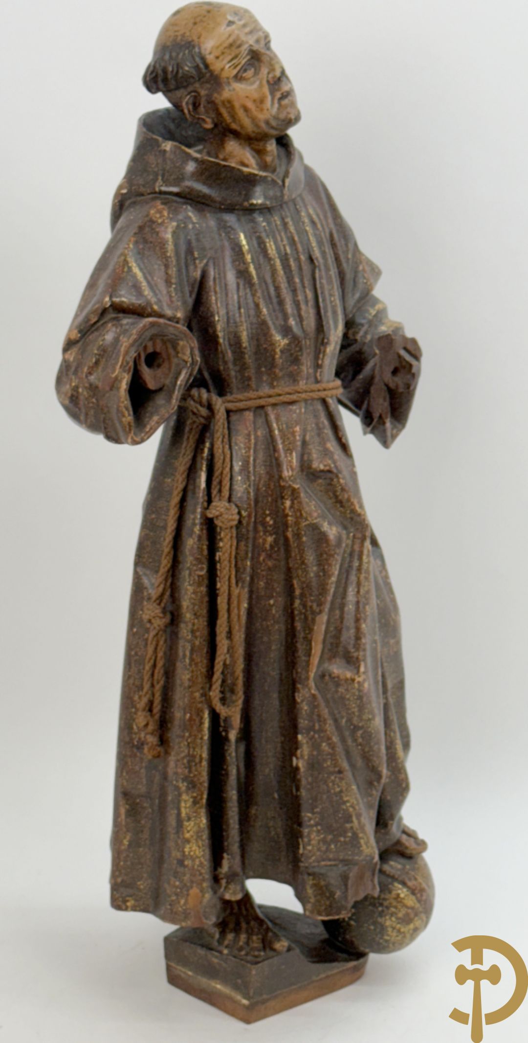 Gepolychromeerde houtsculptuur van Sint Antonius steunend met linkervoet op wereldbol