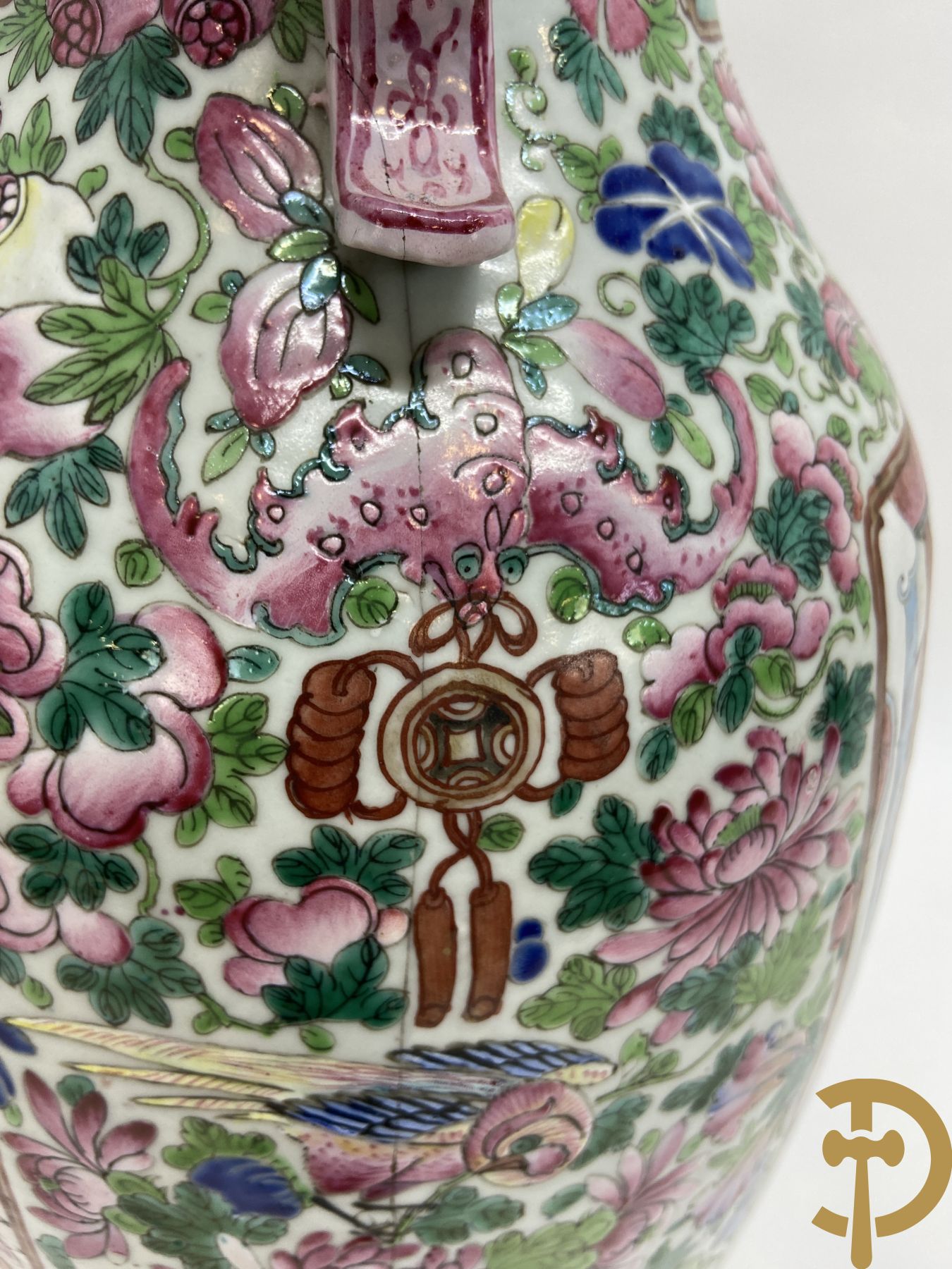 Chinese porseleinen vaas met dubbel decor van geanimeerde interieurscène van wijsgeren en krijgers - zijdelings bezet met bloemen- en vruchtendecor