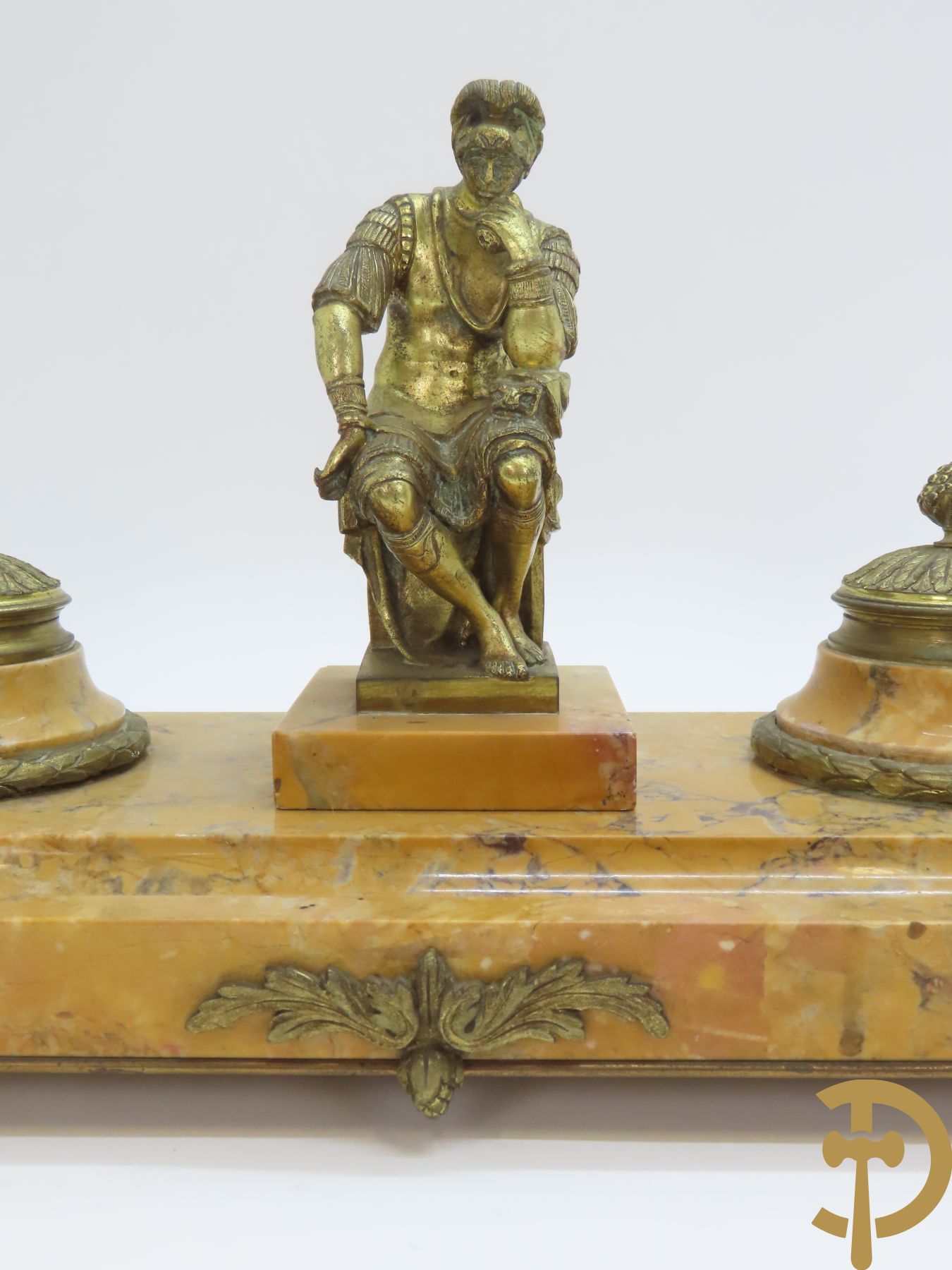 Marmeren inktstel met centraal verguld bronzen beeld met figuur van Lorenzo De Medici naar Michelangelo marmeren brievenhouder