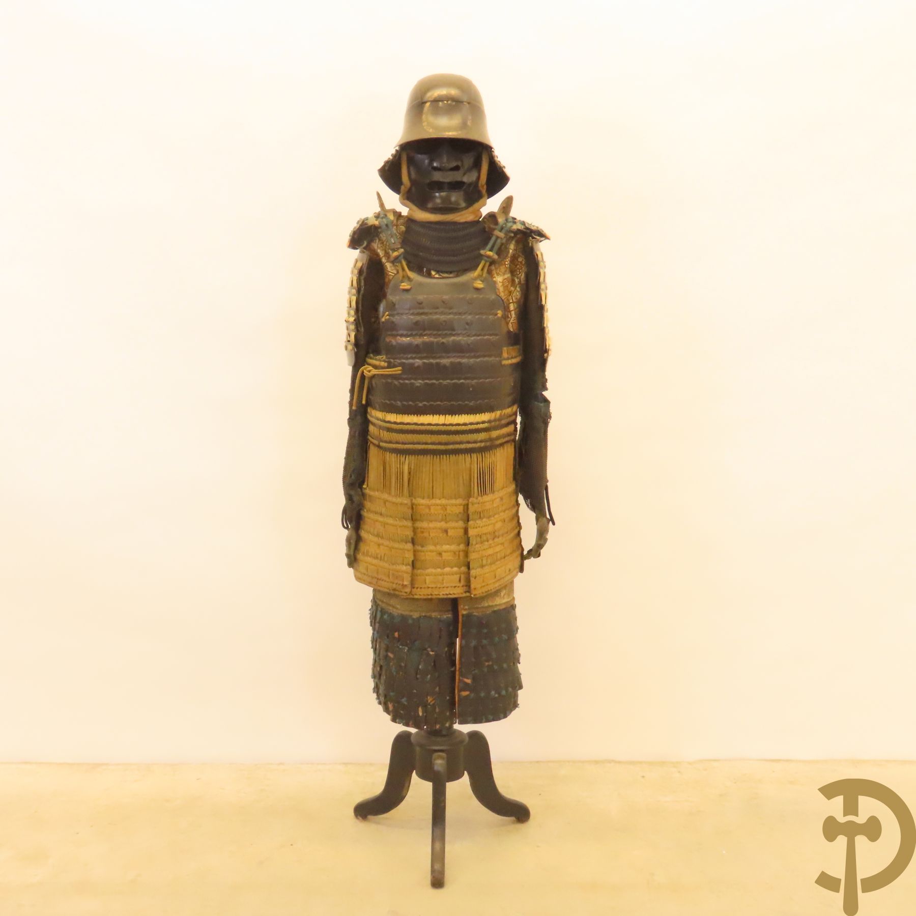 Aziatische antieke samurai uitrusting met helm gemonteerd op statief - type Okegawa Gusoku van ijzer en Kusari in leder.