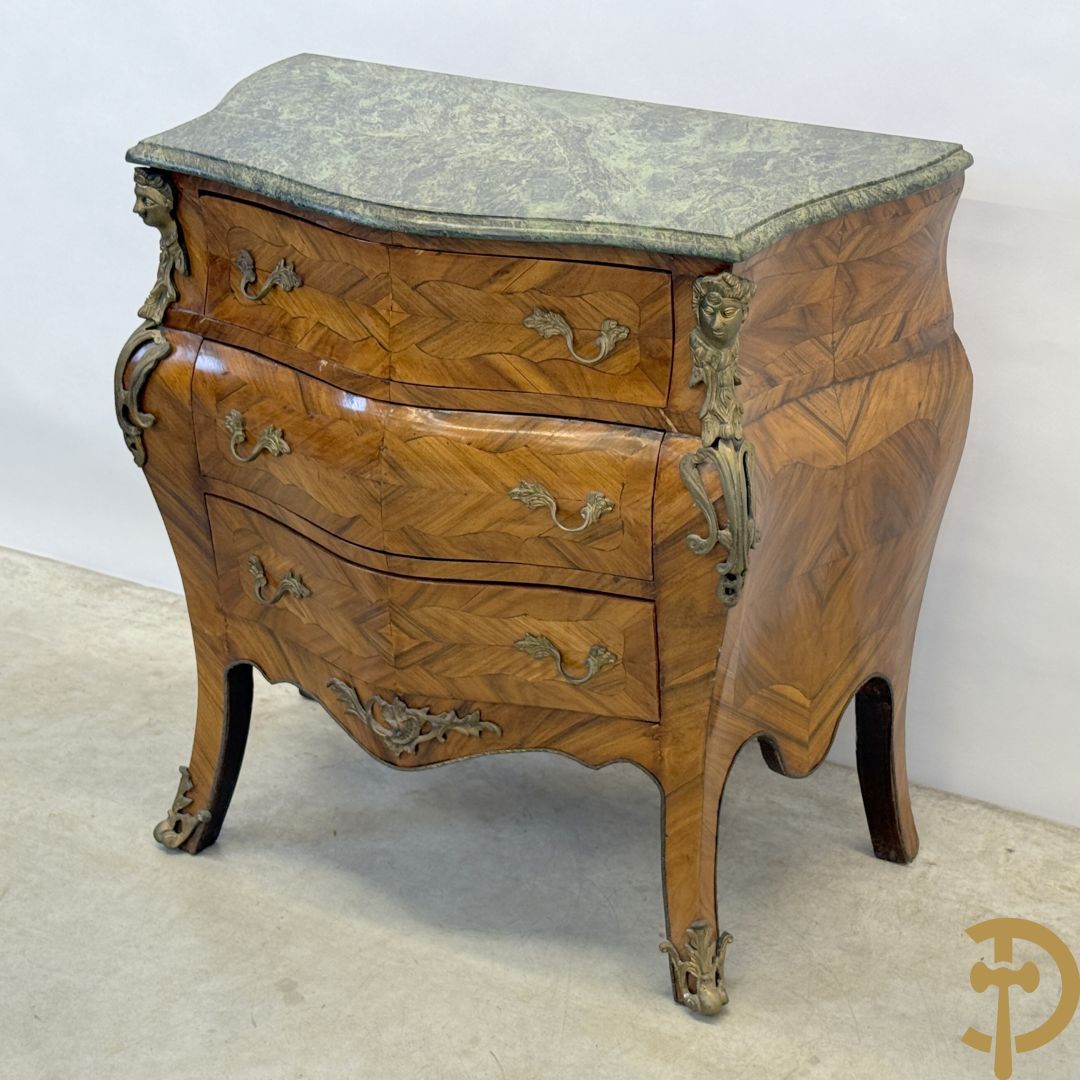 Notelaren drielandencommode met bronsbeslag en groen marmeren blad