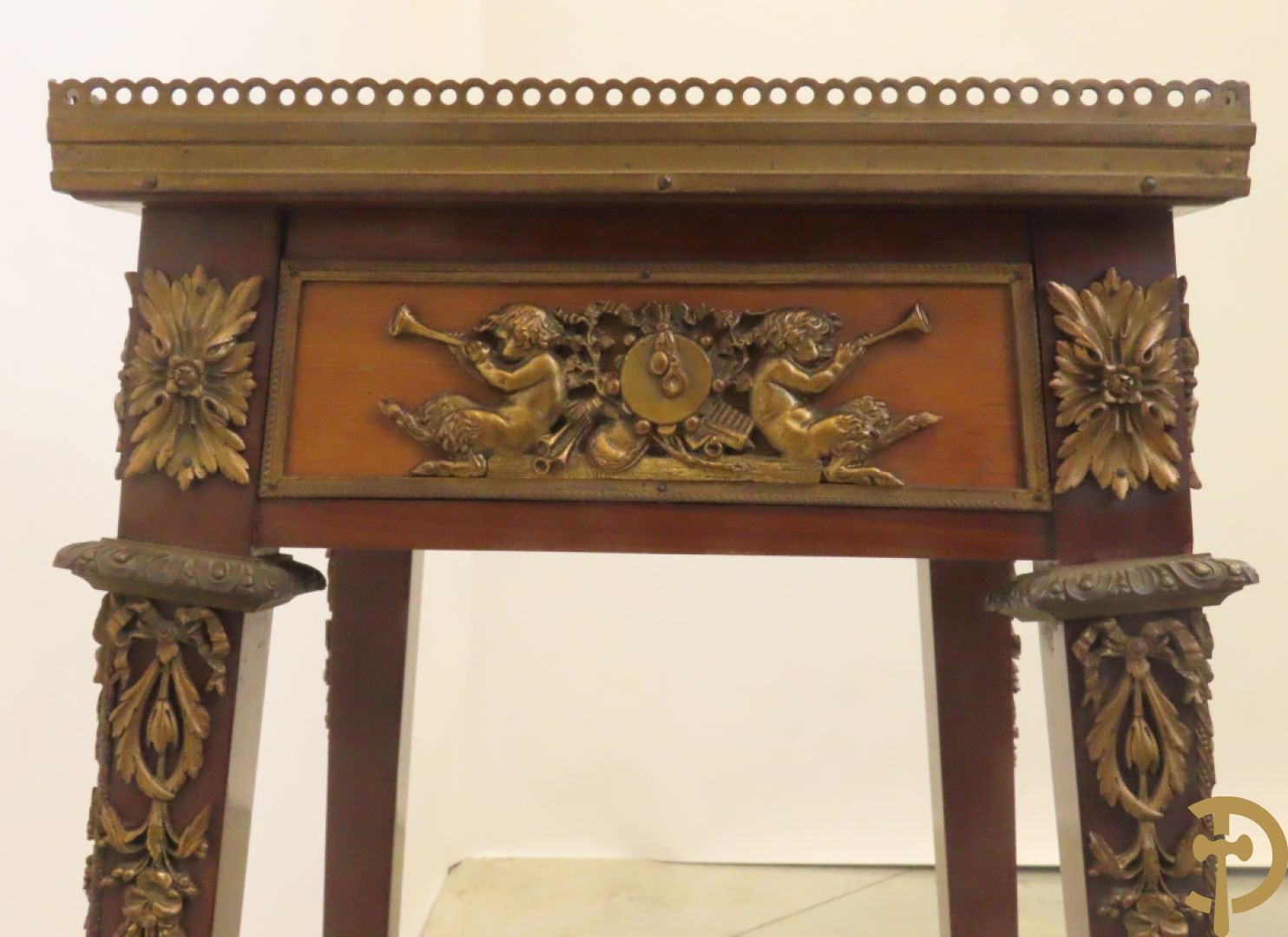 Notelaren staander bezet met bronsbeslag van musicerende cupido