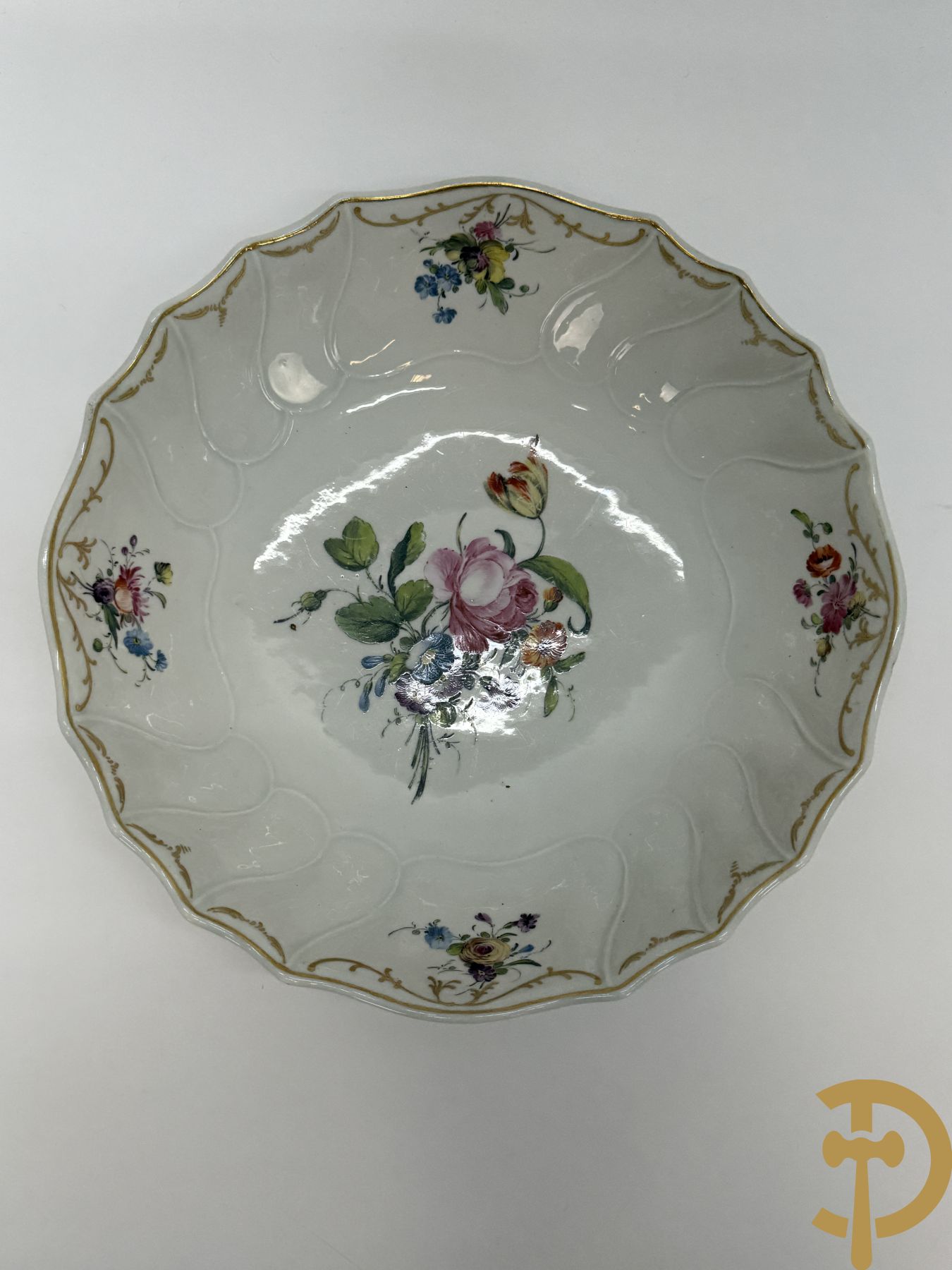 Porseleinen groentenschotel met handbeschilderd bloemendecor, Doorniks, onderaan gemerkt, 19e
