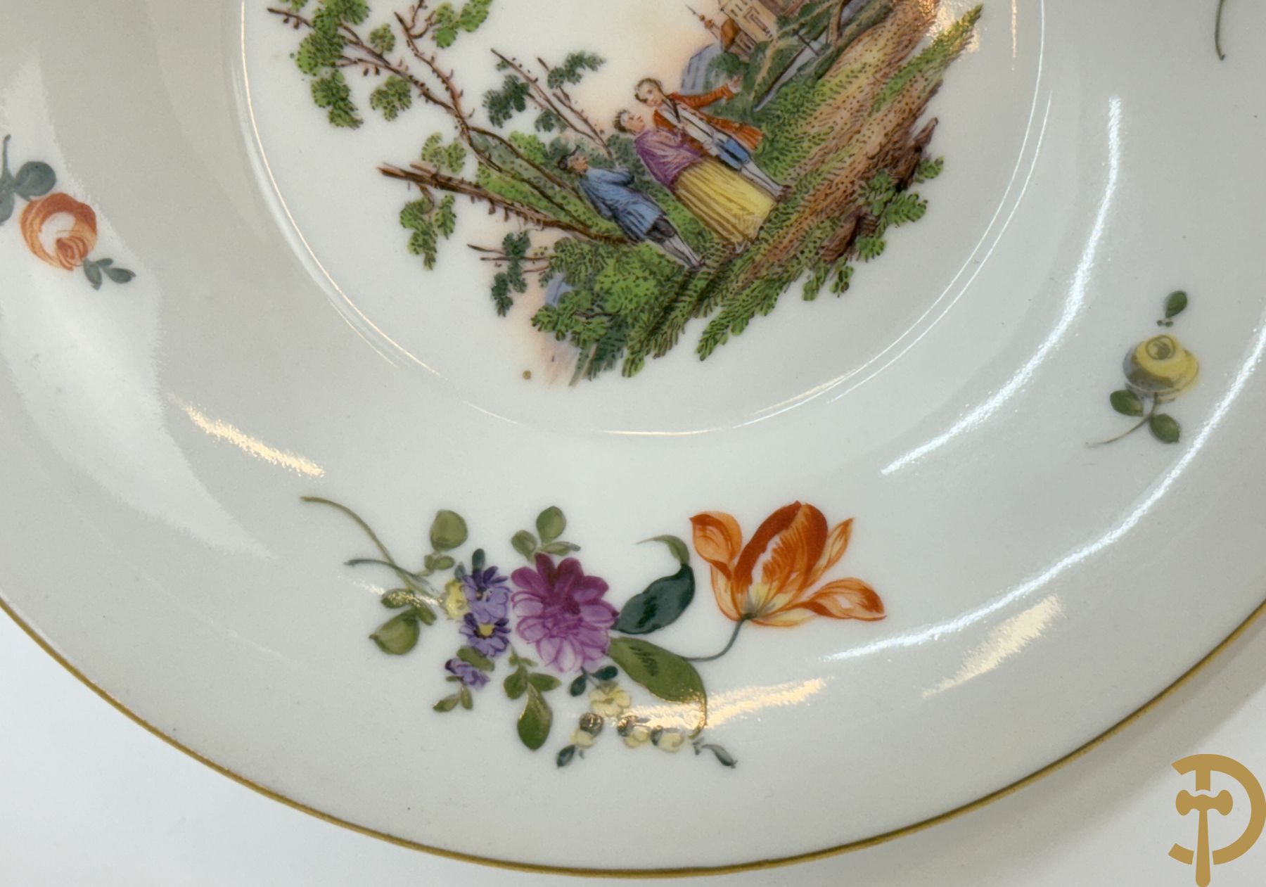 Porseleinen kopje met schoteltje met zeer fijn handbeschilderd geanimeerd landschapsdecor omgeven door bloemen, onderaan gemerkt Sint Petersburg (Alex I 1801-1825)